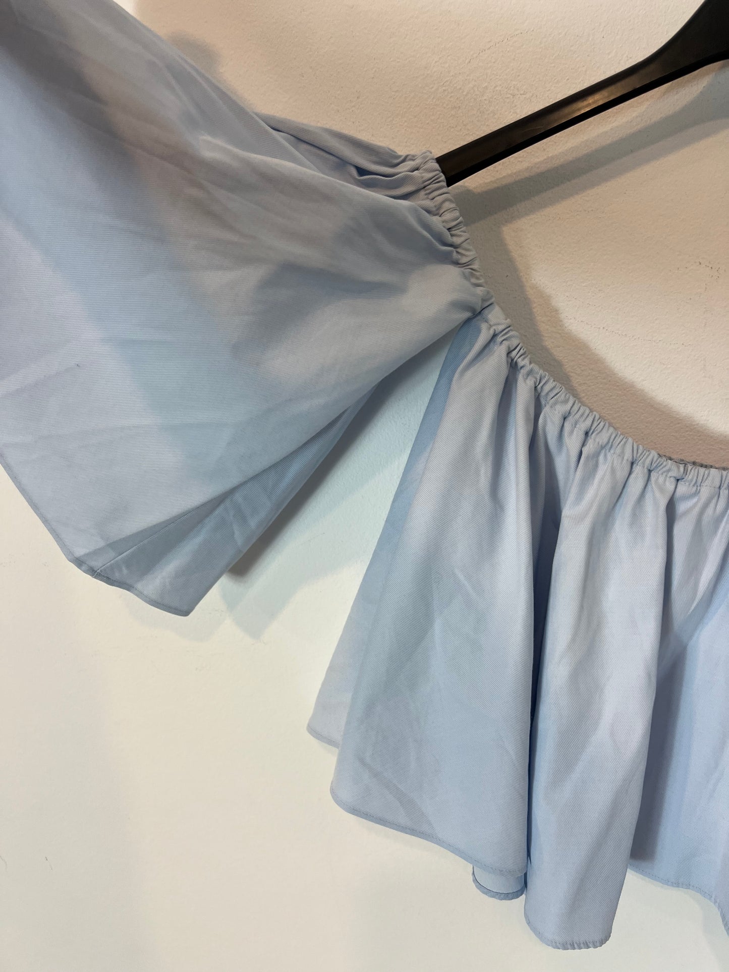 N/NICHOLAS. Blue strapless top with sleeves S.XS