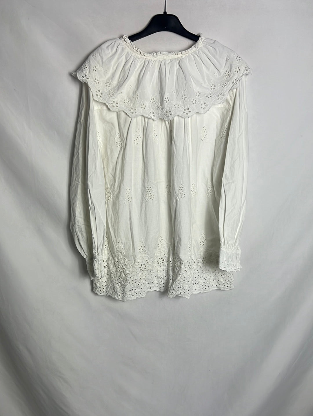 TASTE THE LIFE. Blusa blanca troquelada. T M/L