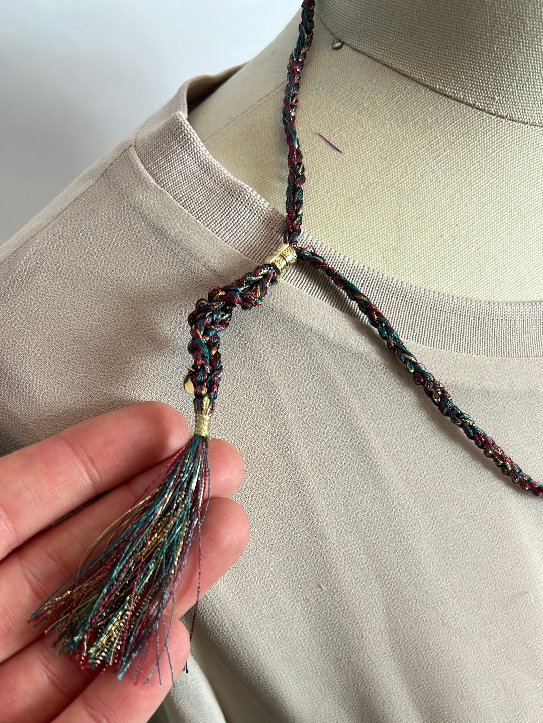 OTRAS. Collar hilos colores y cuentas