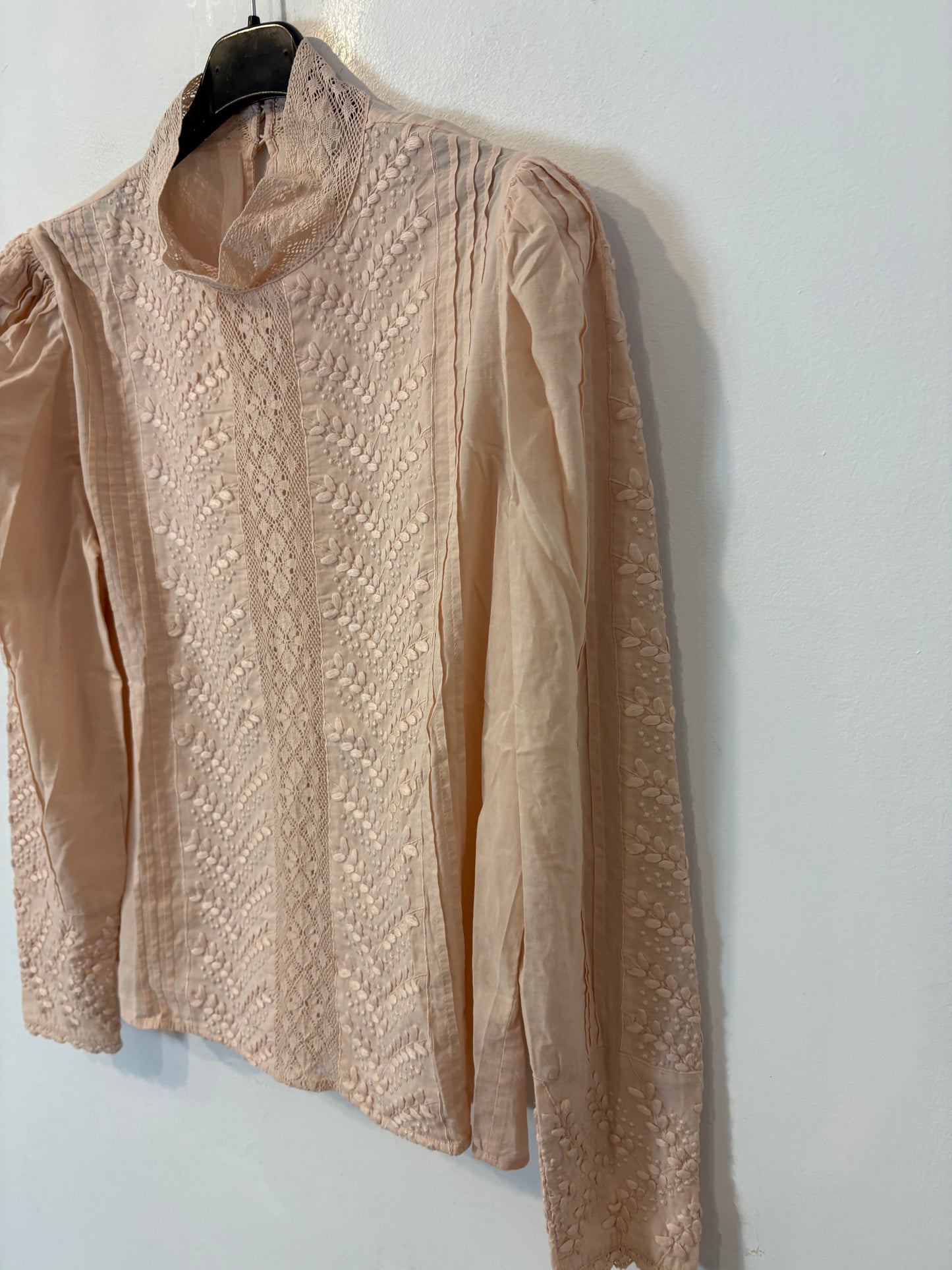 PETITE MENDIGOTE. Blusa rosa palo bordada