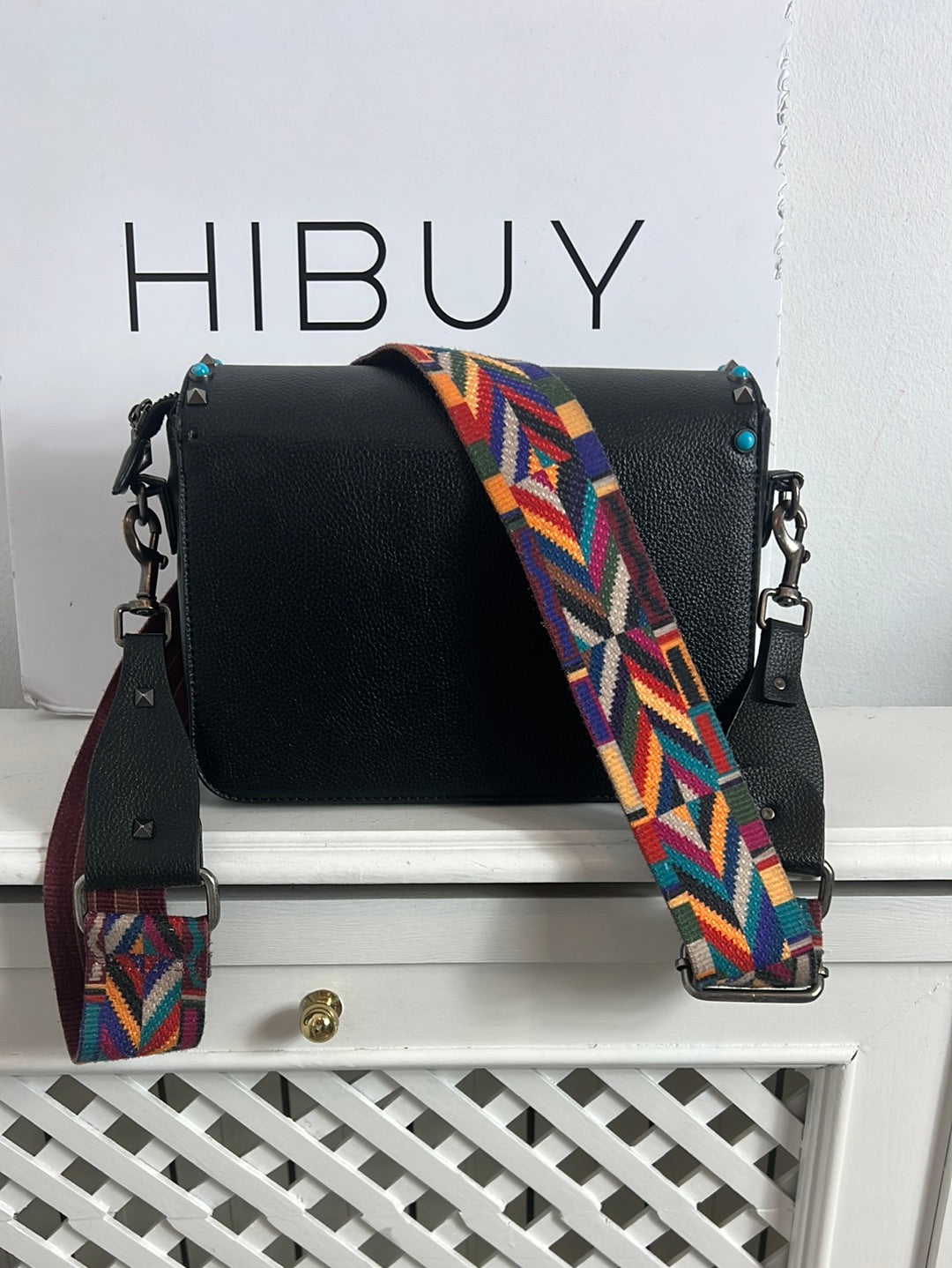 OTRAS. Bolso tachuelas y asa étnica. (Tara)