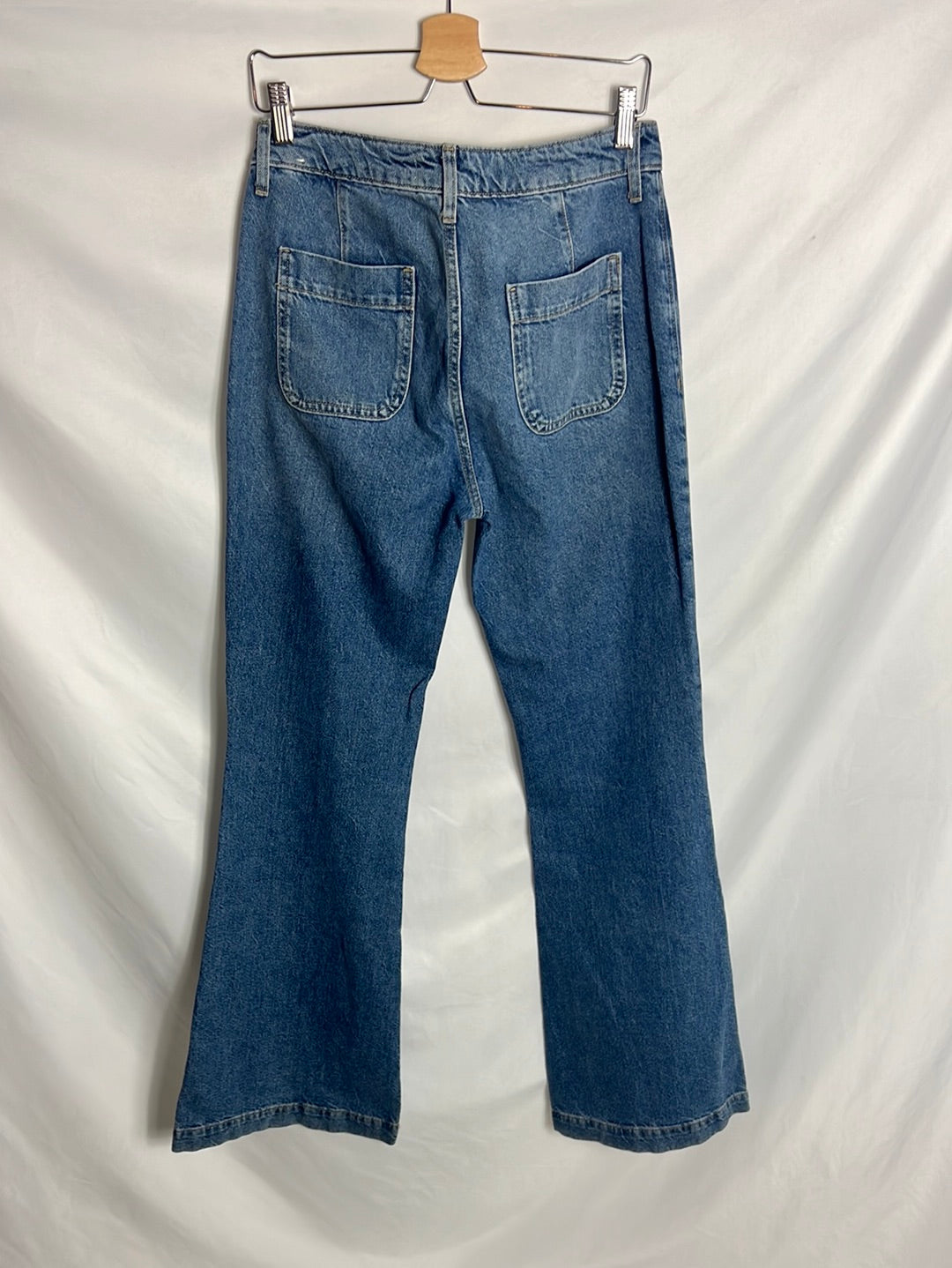 MANGO. Bell-bottom trousers with seam detail. Size 38