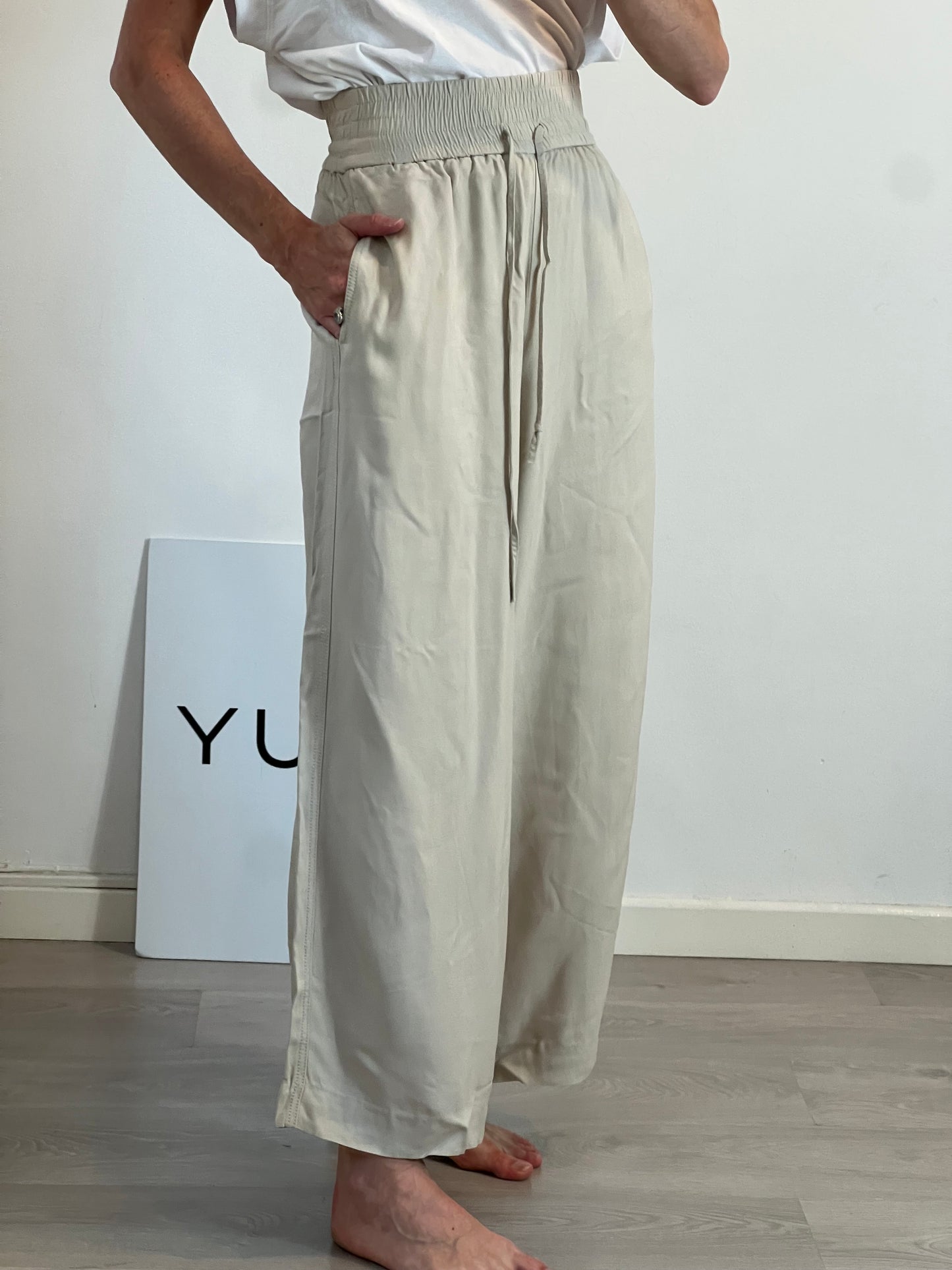 ZARA. Pantalón beige fluido T.xs