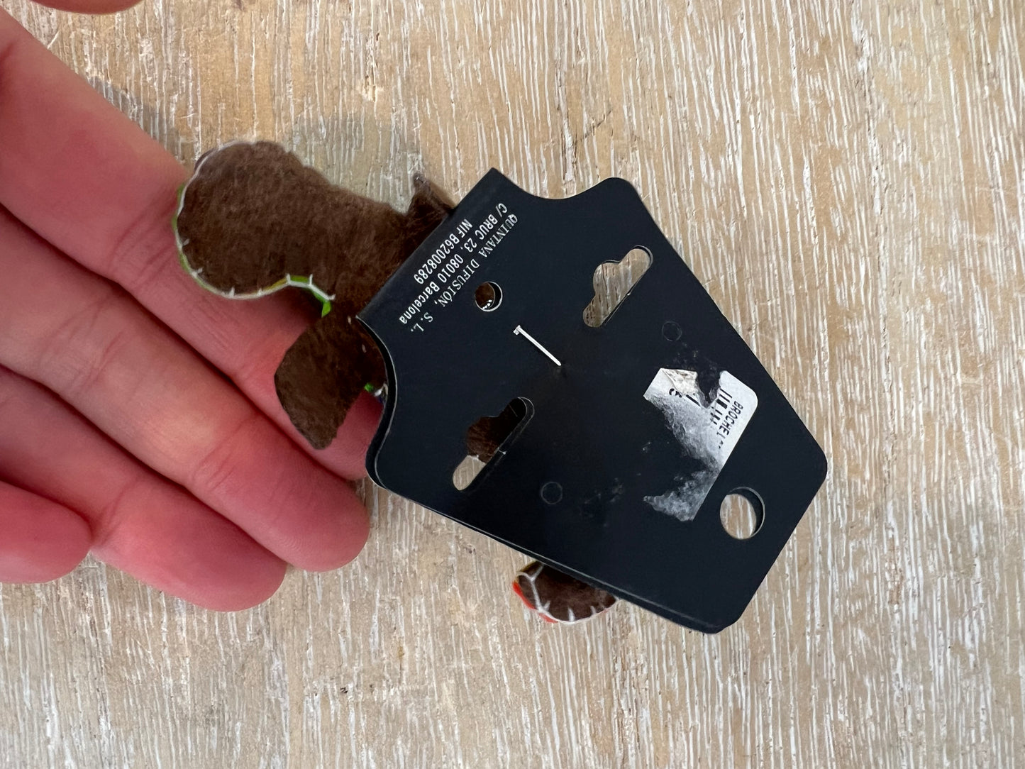 OTRAS. Broche loro tela colores