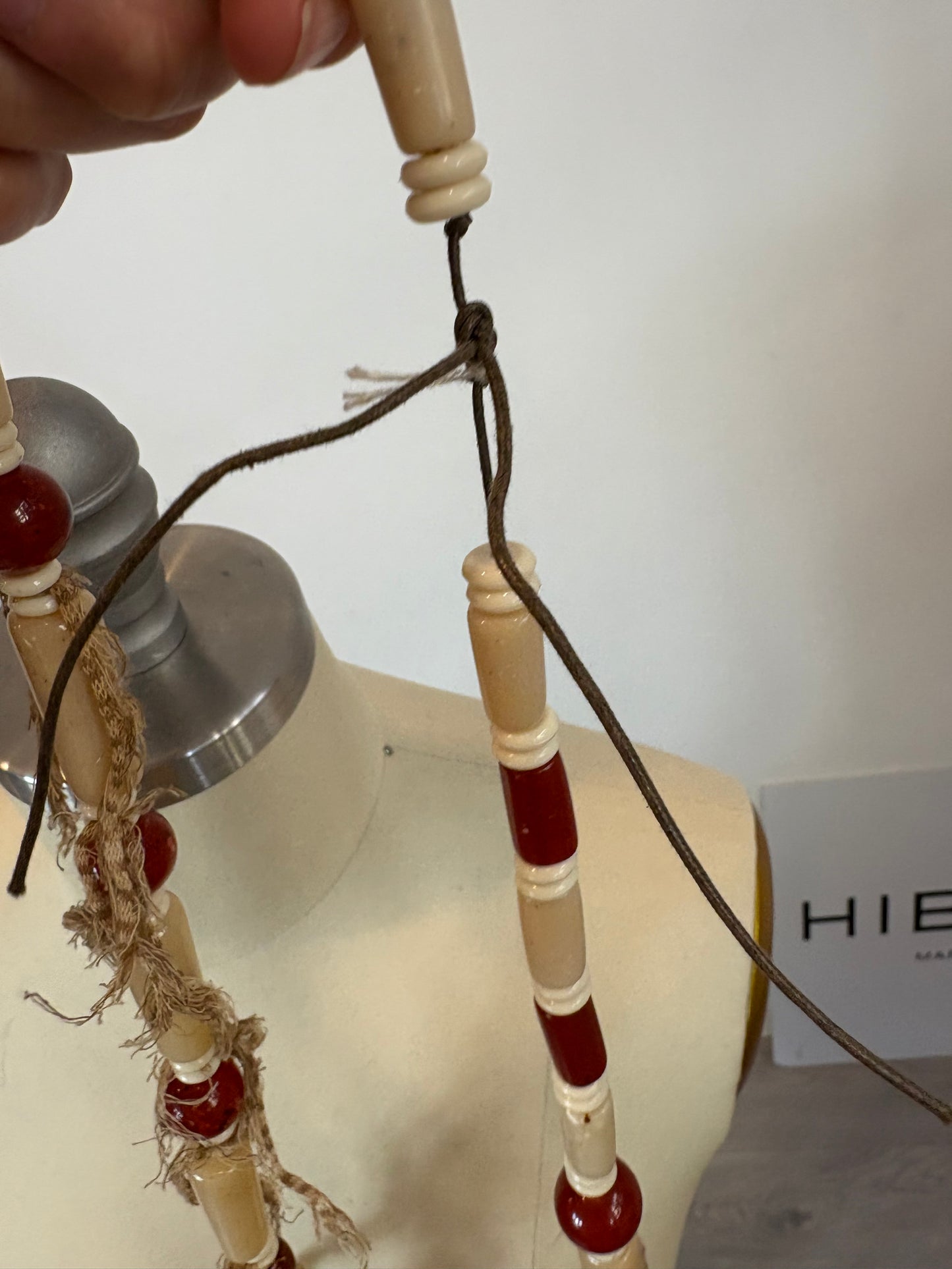 OTRAS. Collar largo flecos