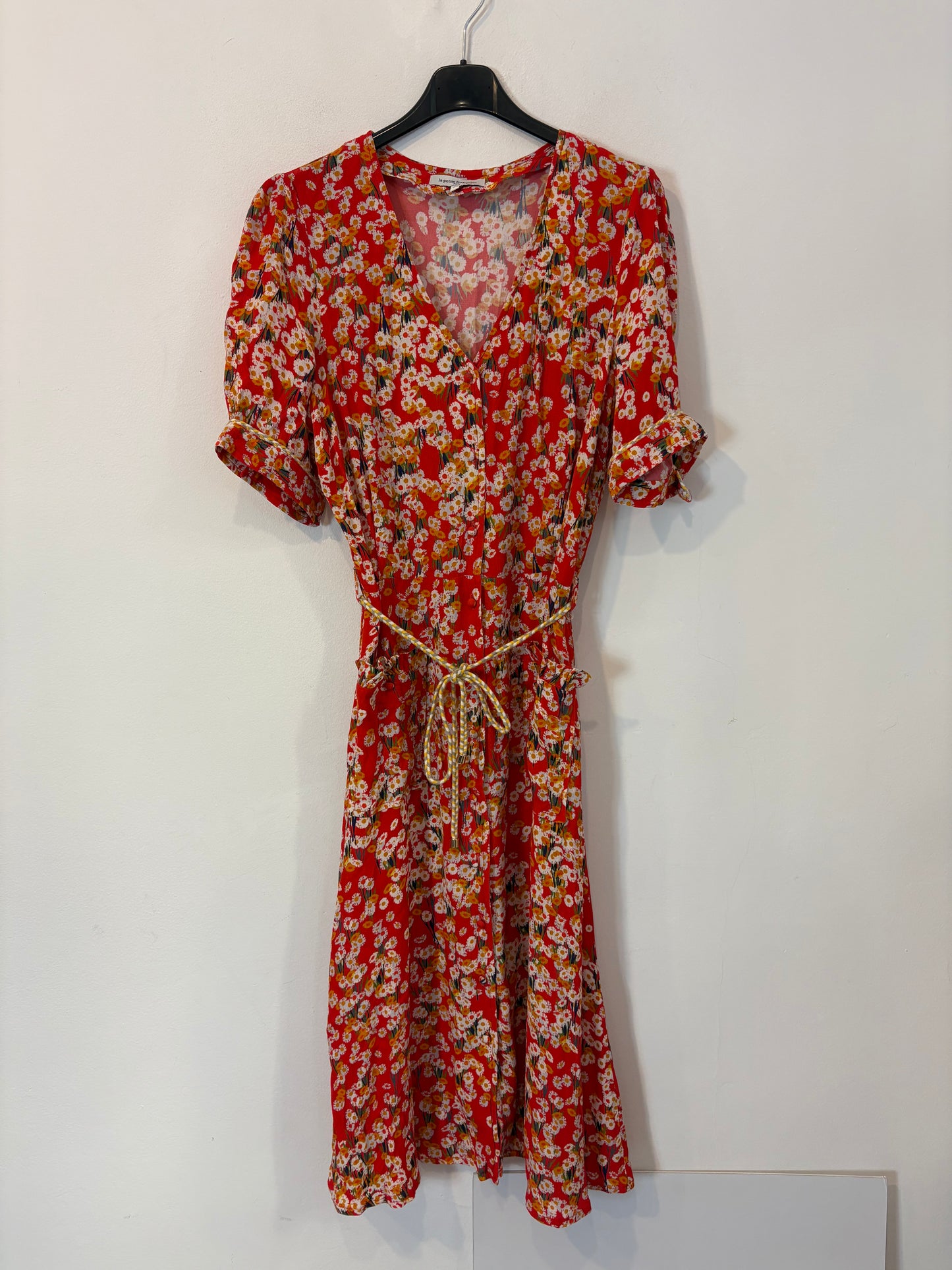 LA PETIT FRANCAISE. Vestido rojo fluido abotonado