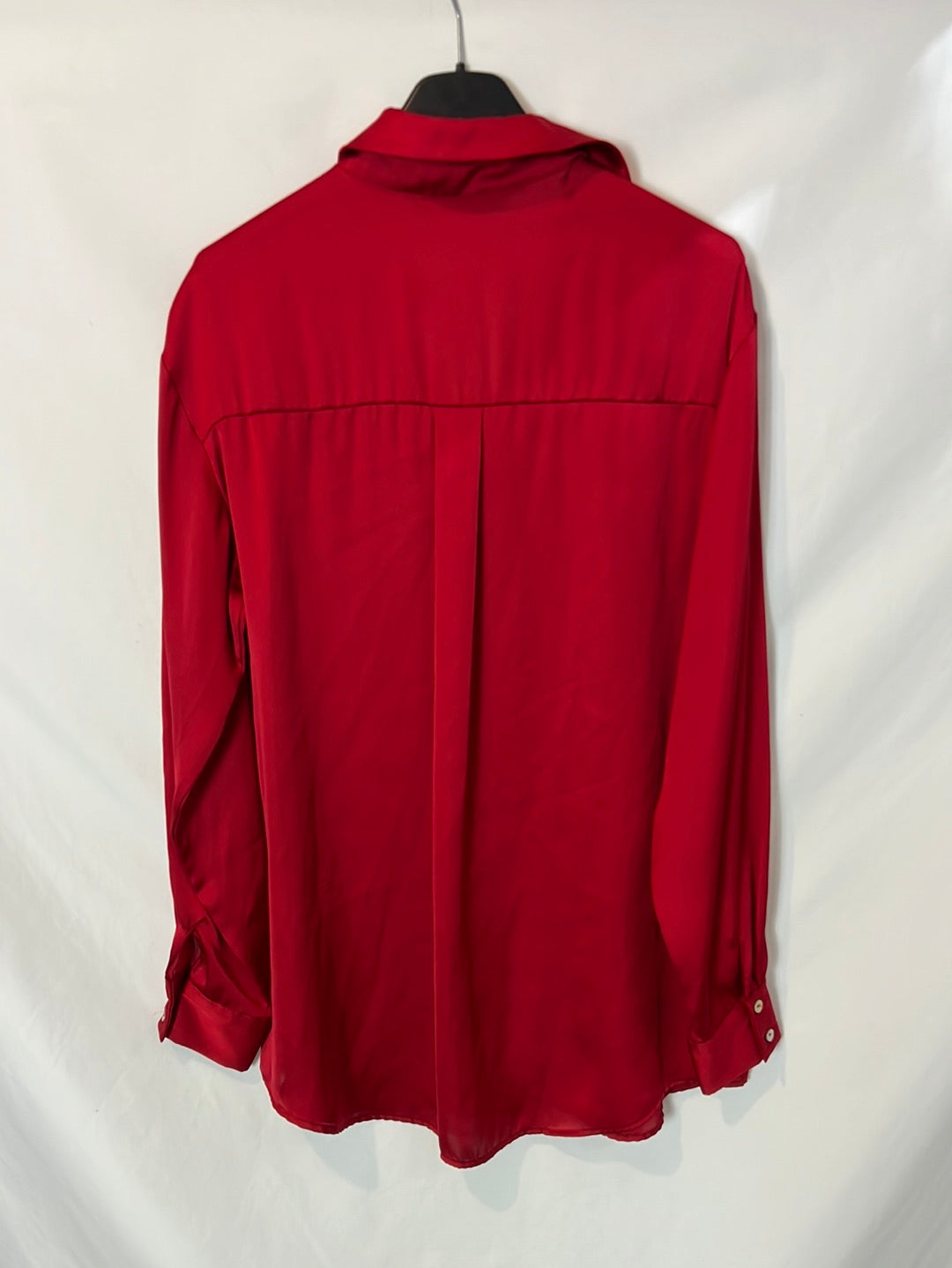 ZARA. Blusa color vino satinada. T XS