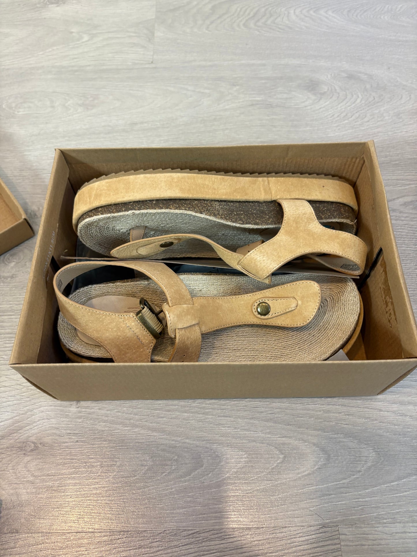 ULANKA. Sandalia piel beige. T 40