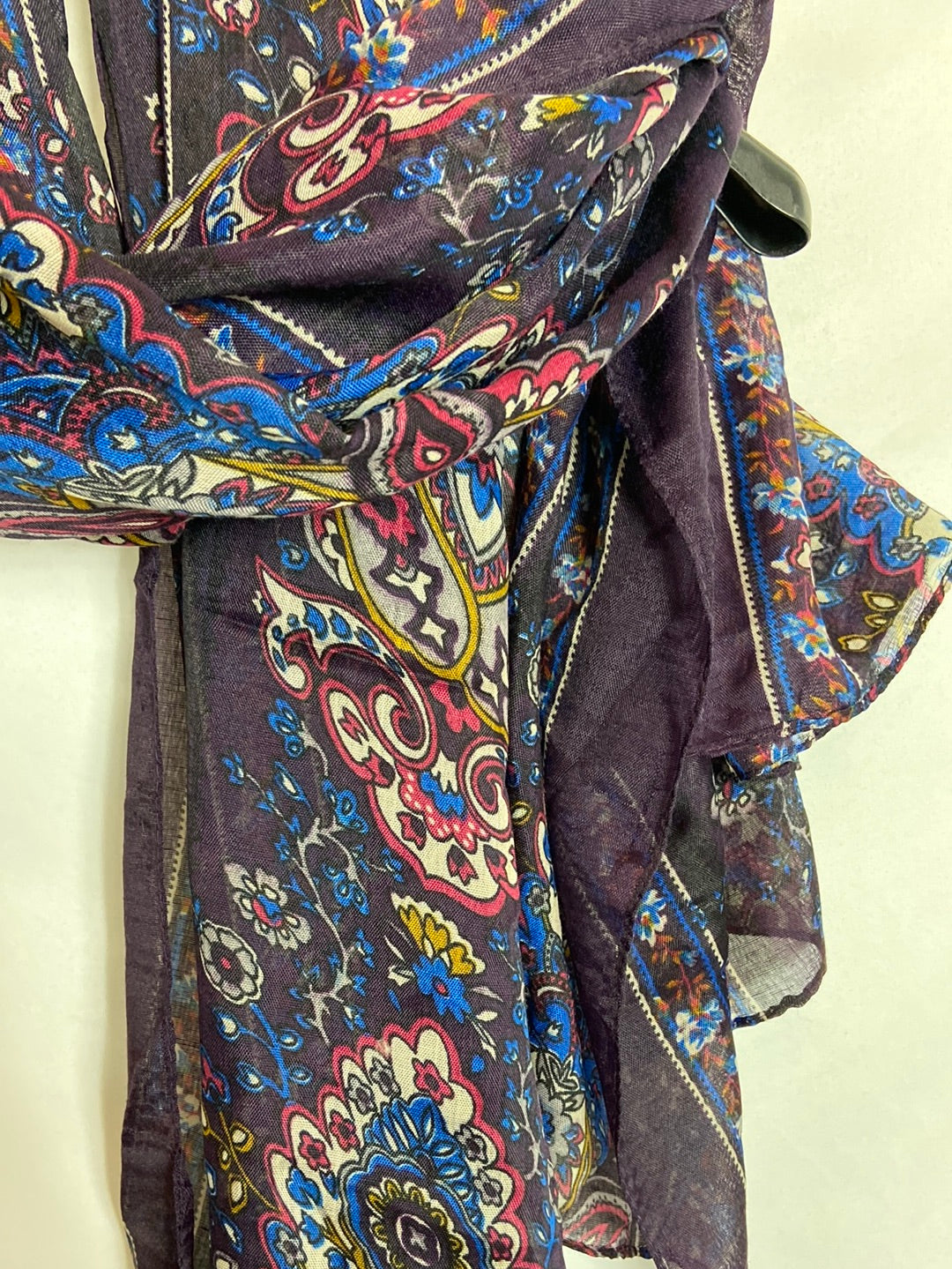 OTRAS. Fular morado estampado.