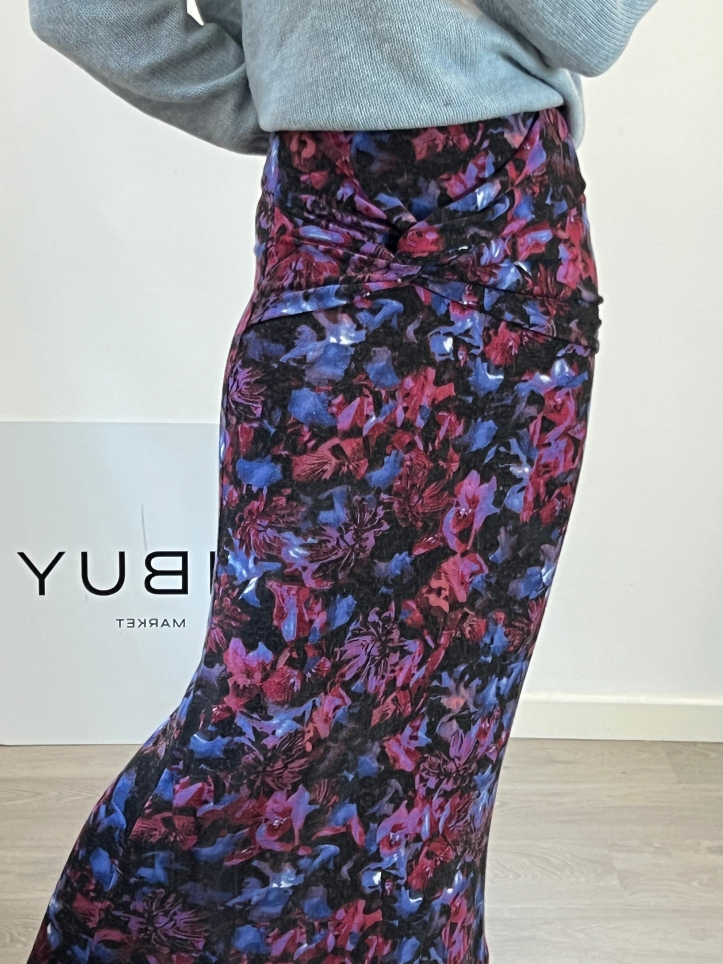 MAKSU. Falda midi fluida estampada. T M