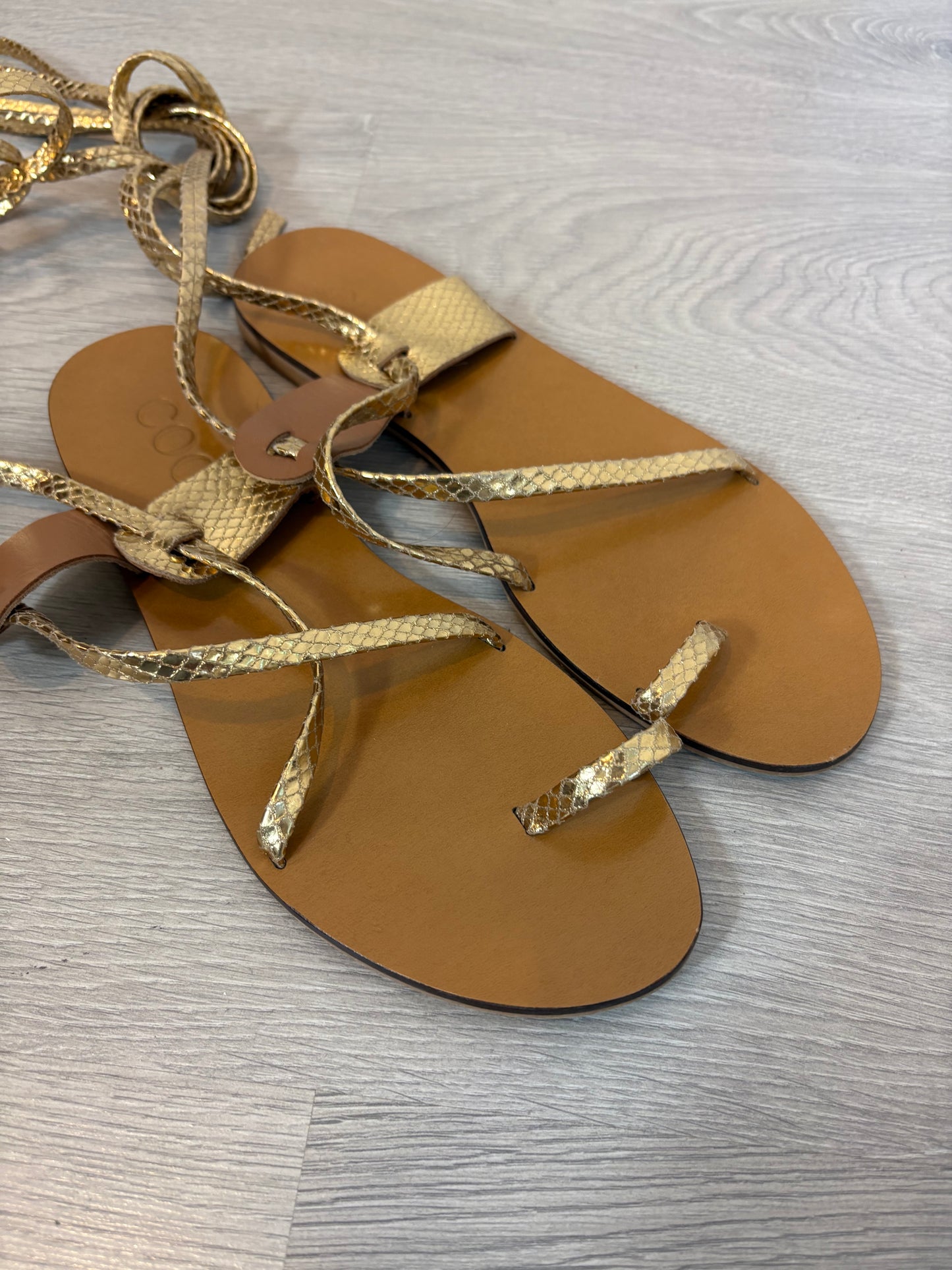 COOSY. Golden strap sandal. T 39