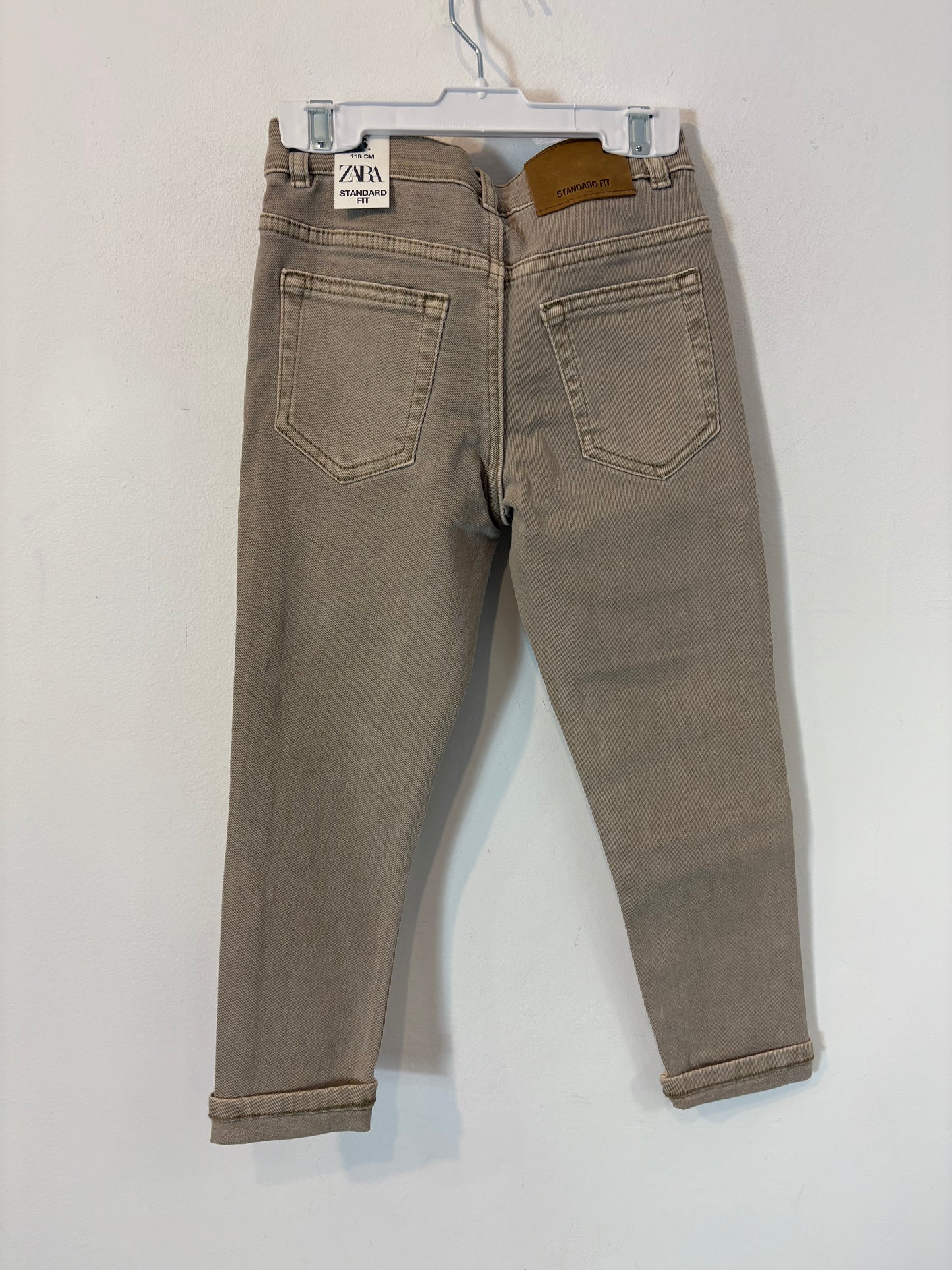 ZARA. Denim slim elastico beige tostado. T 6 años