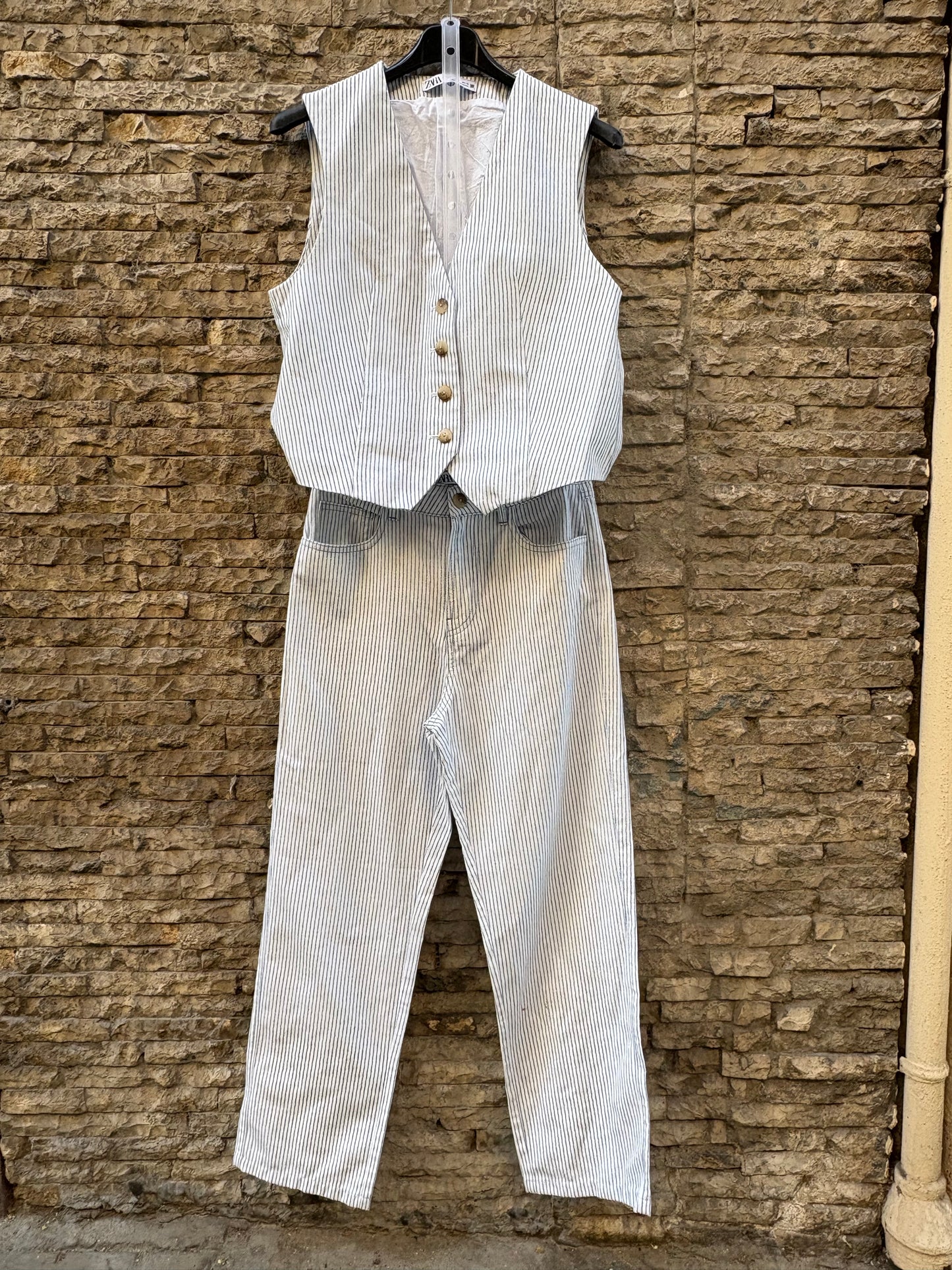 ZARA. Lightweight striped denim. Size 34