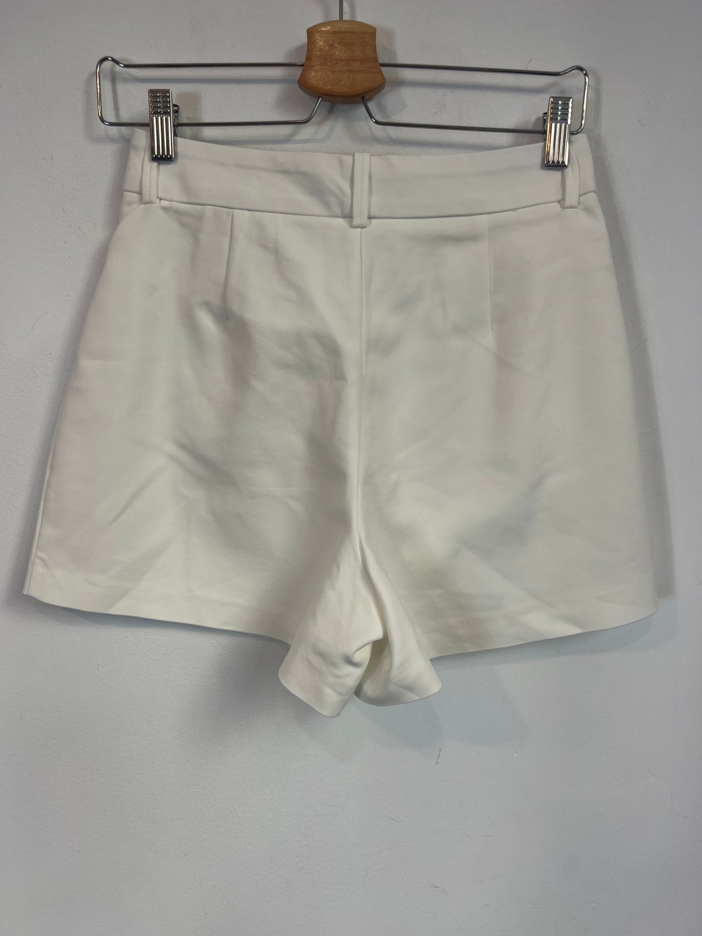 ZARA. Pantalón corto blanco T.s