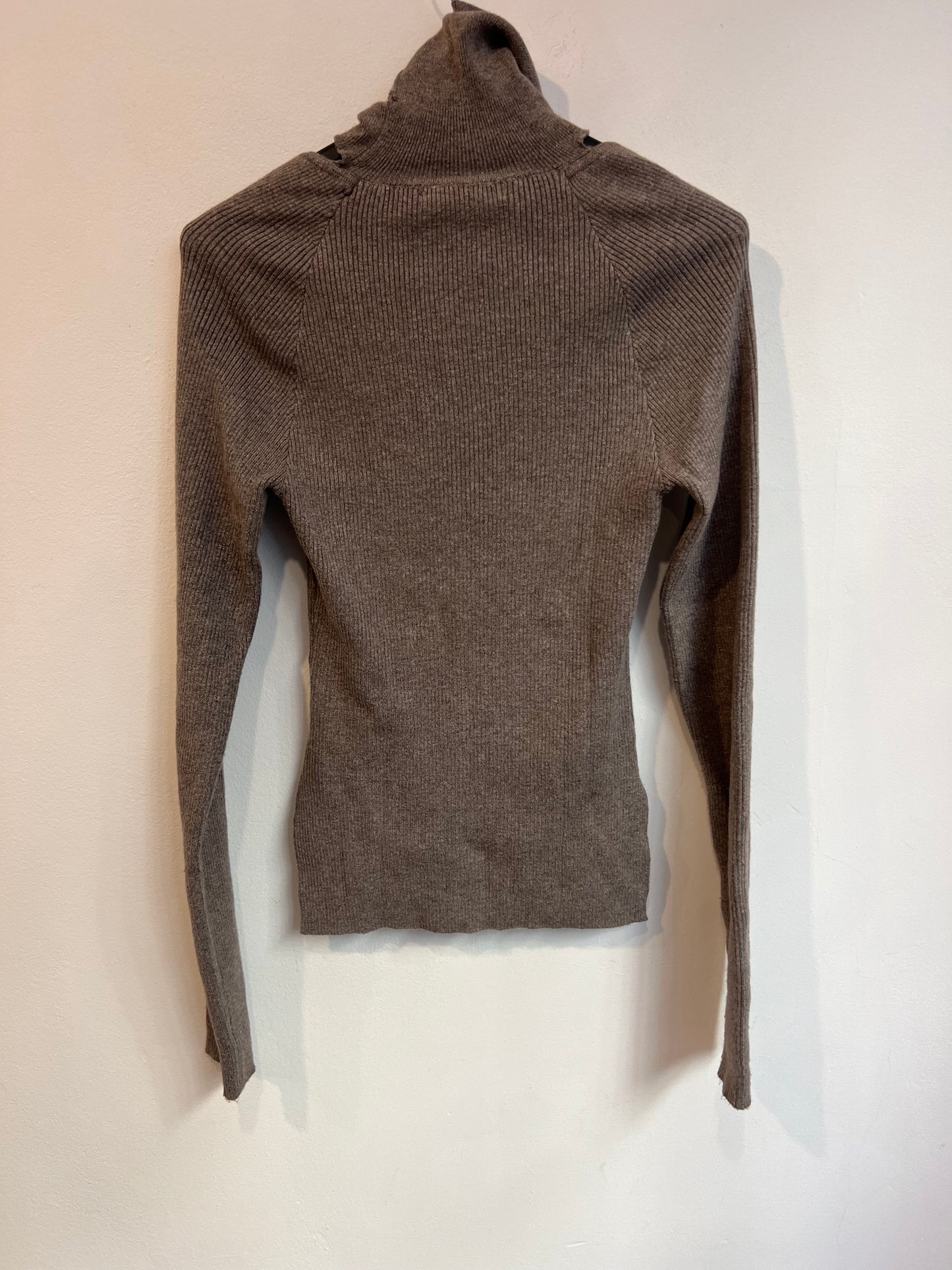 OTRAS. Top punto canalé color topo. T M