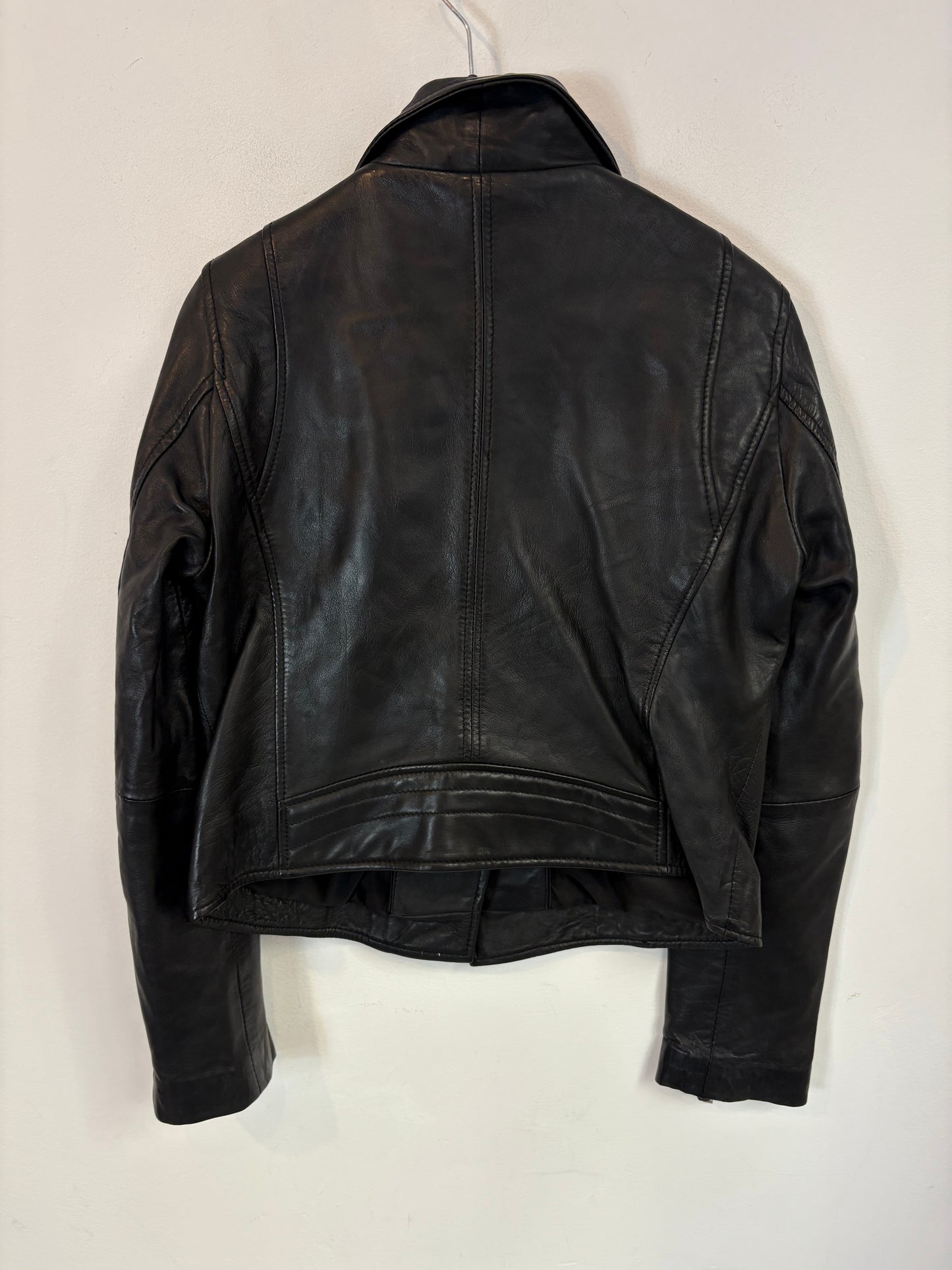 STRADIVARIUS. Cazadora negra piel