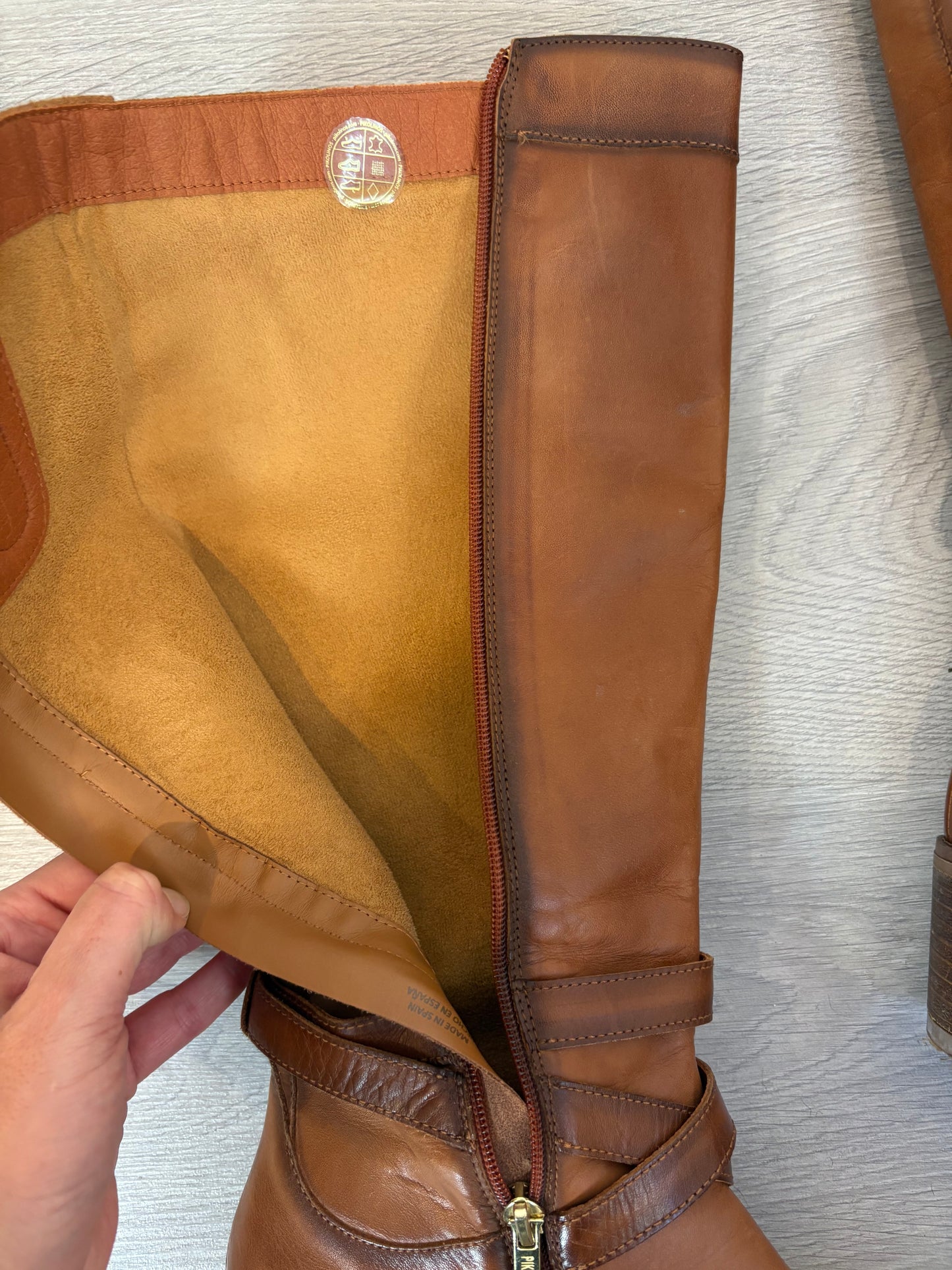 PIKOLINOS. Bota alta piel marrón