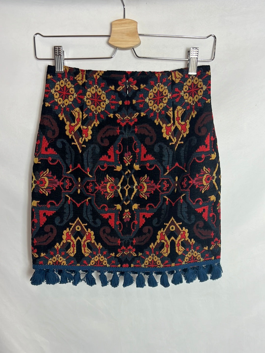 ZARA. Falda corta bordados y borlas. TXS