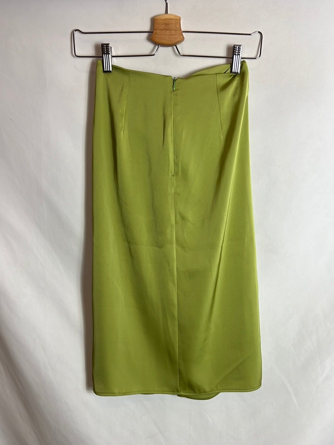 MYPEEOPTOES. Falda midi verde satinada. T 32