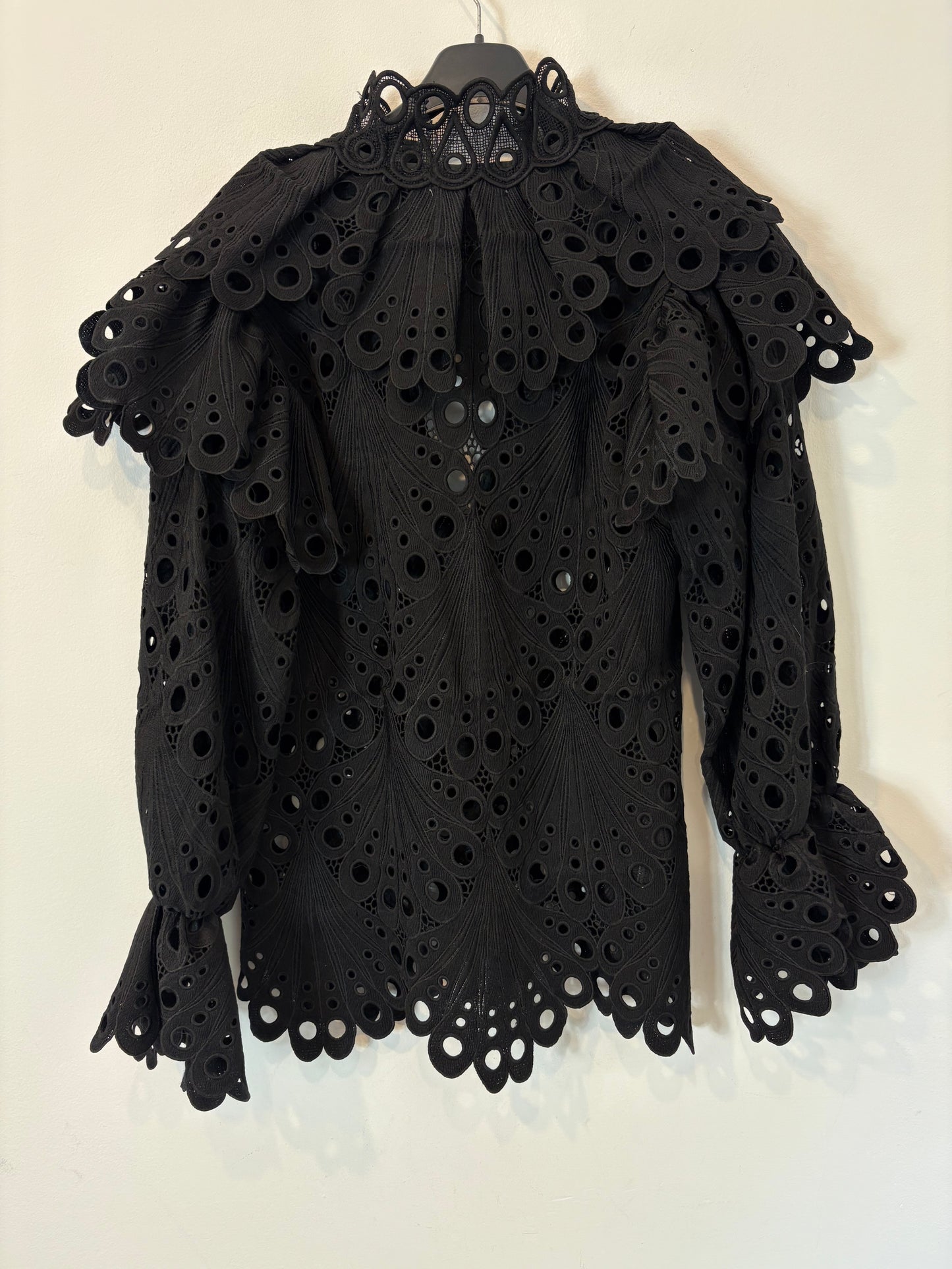 ANGEL OF THE NORTH. Chaqueta/ sobre camisa troquelada negra. T S