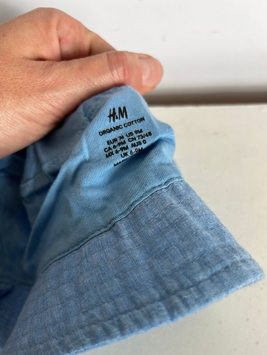 H&M. Bucket azul estilo denim. T 6-9 meses