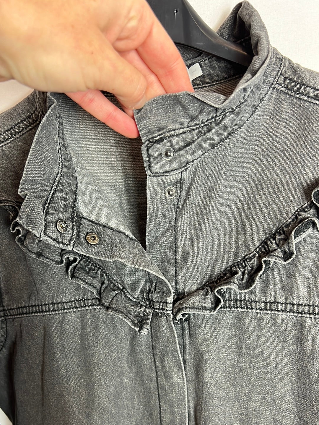 SCALPERS. Gray ruffled denim blouse. TL (M)