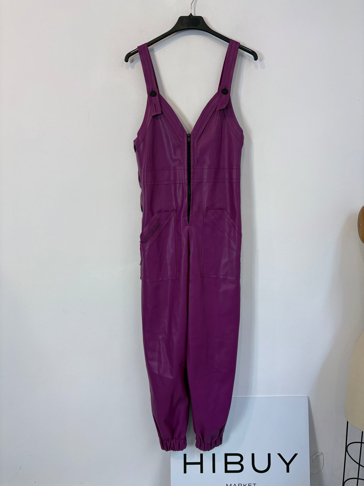 MEKKDES. Mono largo morado efecto piel