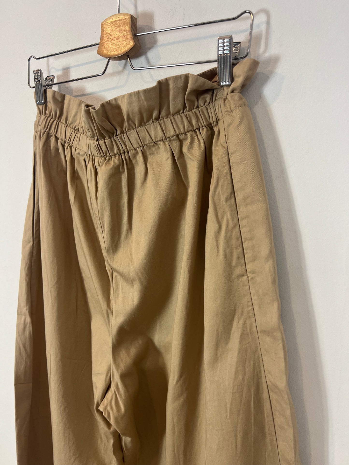ZARA. Pantalón camel fluido detalle cintura. T S