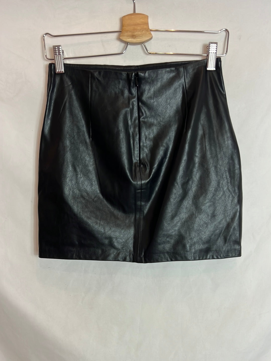 STRADIVARIUS. Falda efecto piel fruncida. T 36