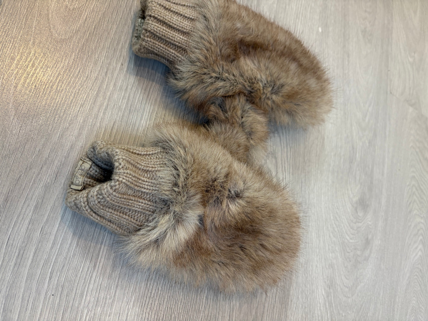 OYSHO. Manoplas pelo tonos beiges