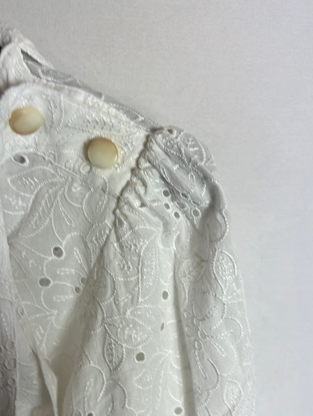 SÉZANE. Blusa blanca troquelada lazada. T 34