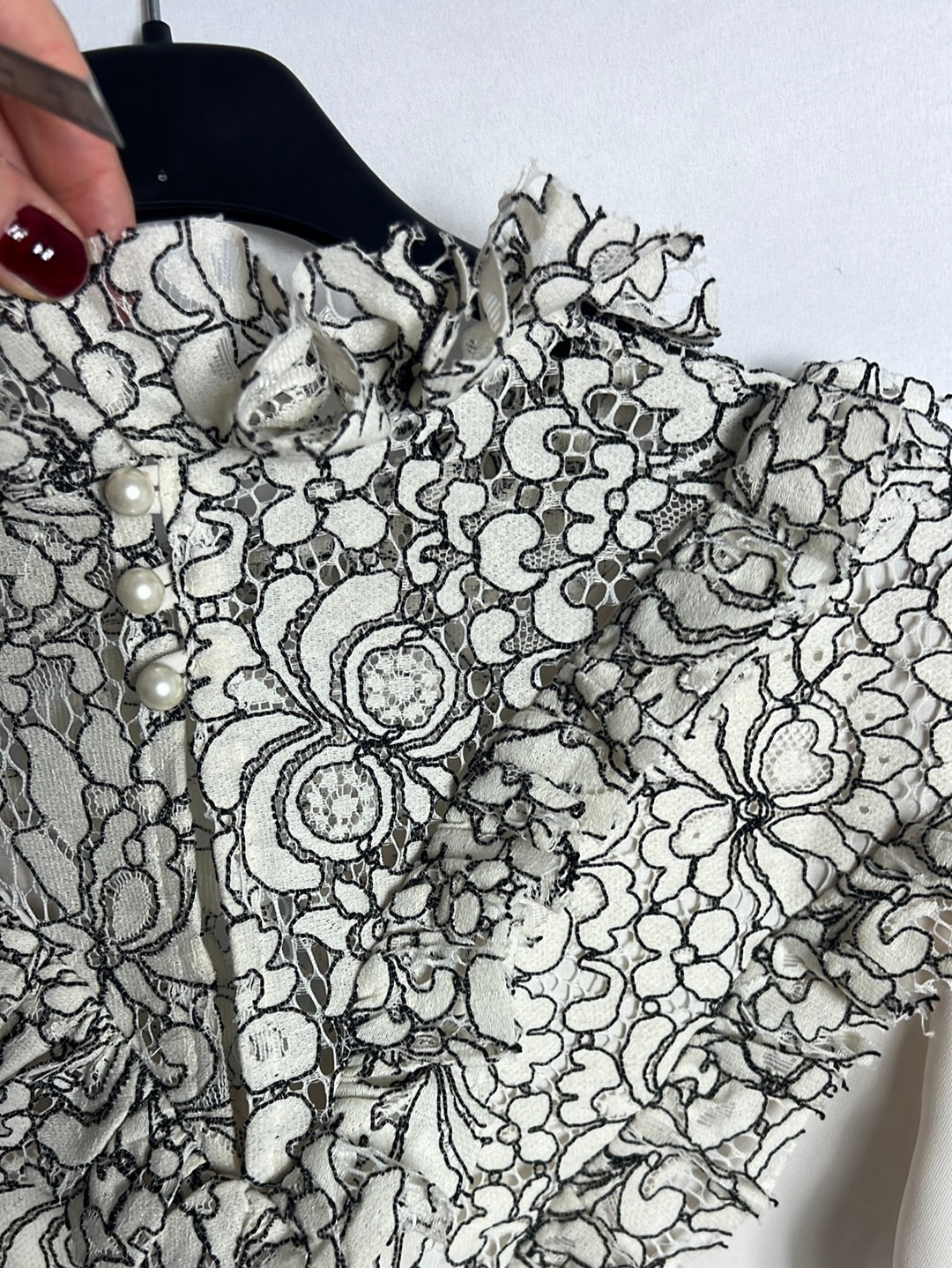 VICTORIA. Flowy blouse with neckline and collar detail. TS/M