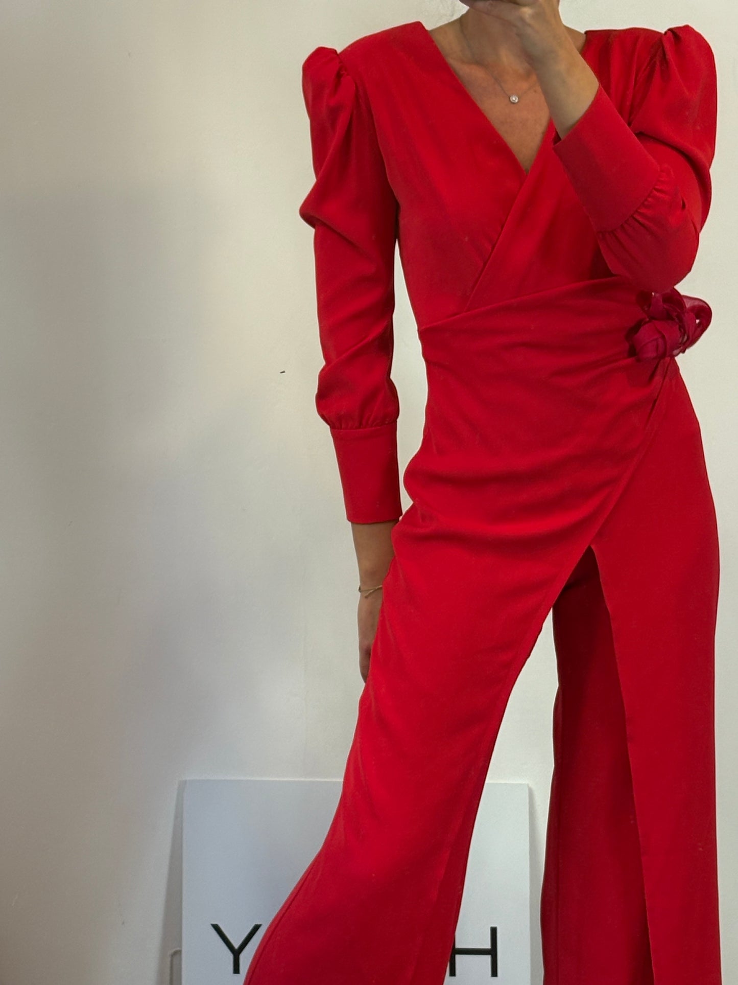 CONCHITA SAIZ. Mono largo rojo efecto vestido