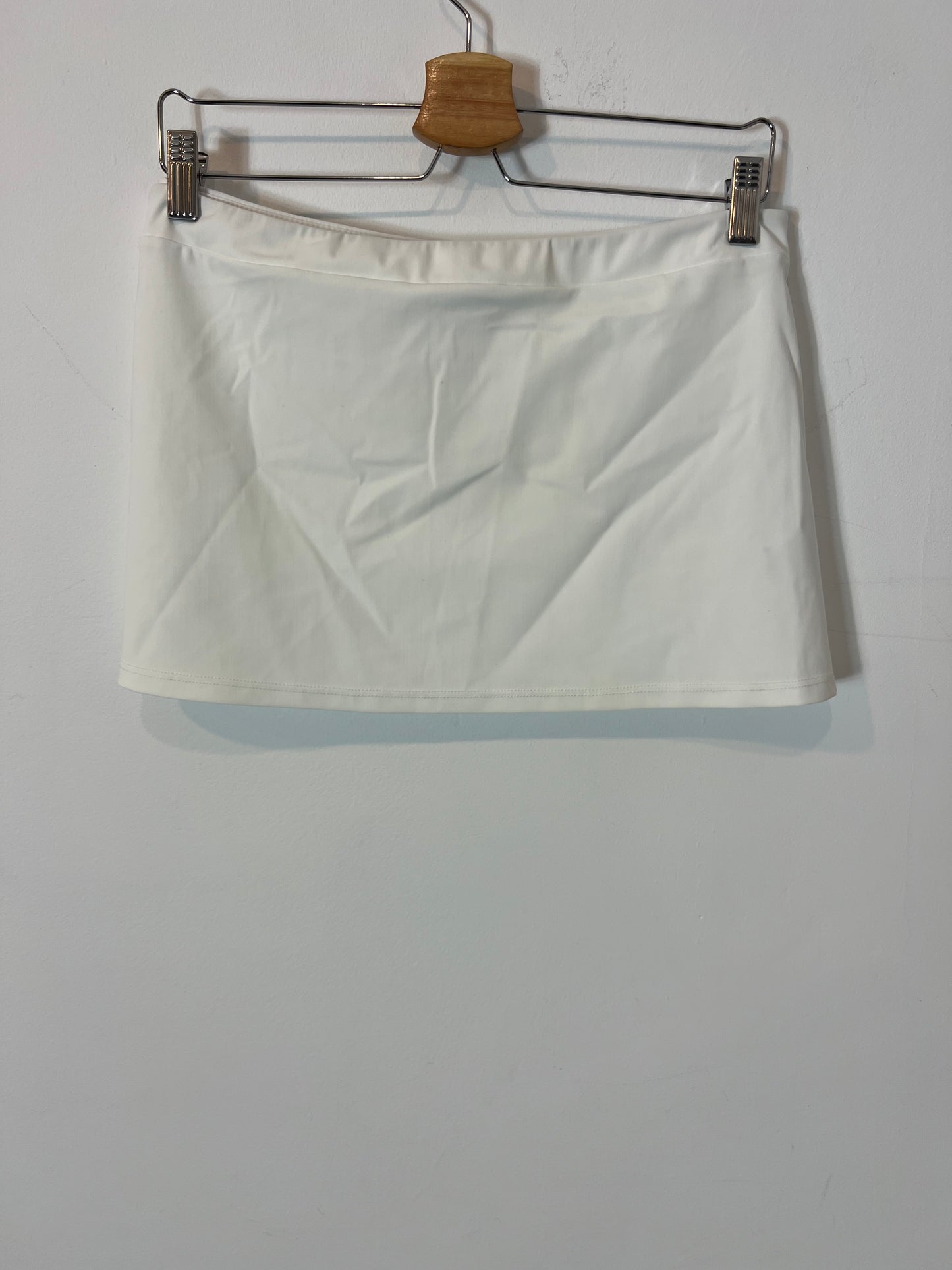 GIMAGUAS. Falda blanca corta semi elástica. T L