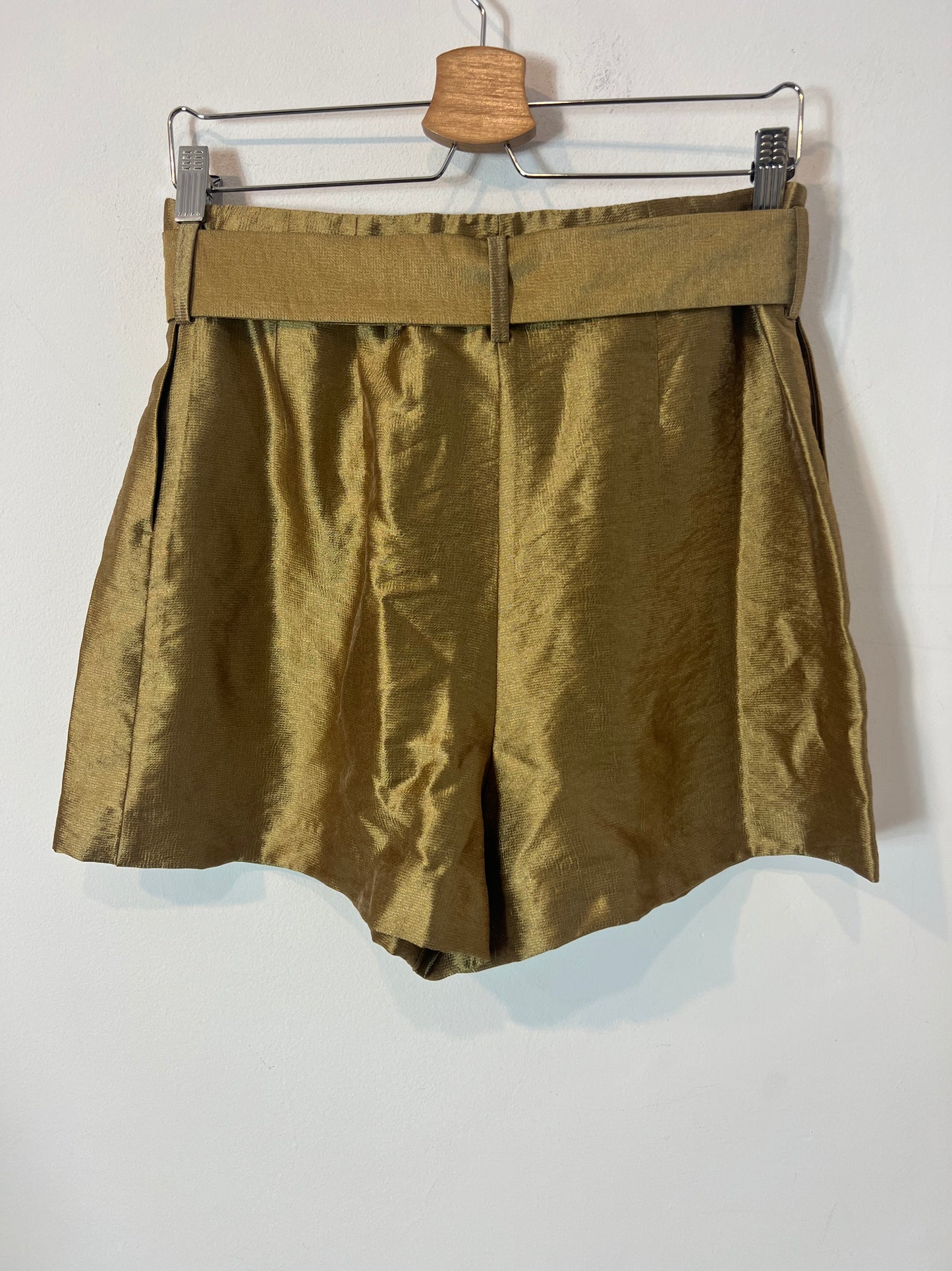 ZARA. Pantalón fluido dorado T.m