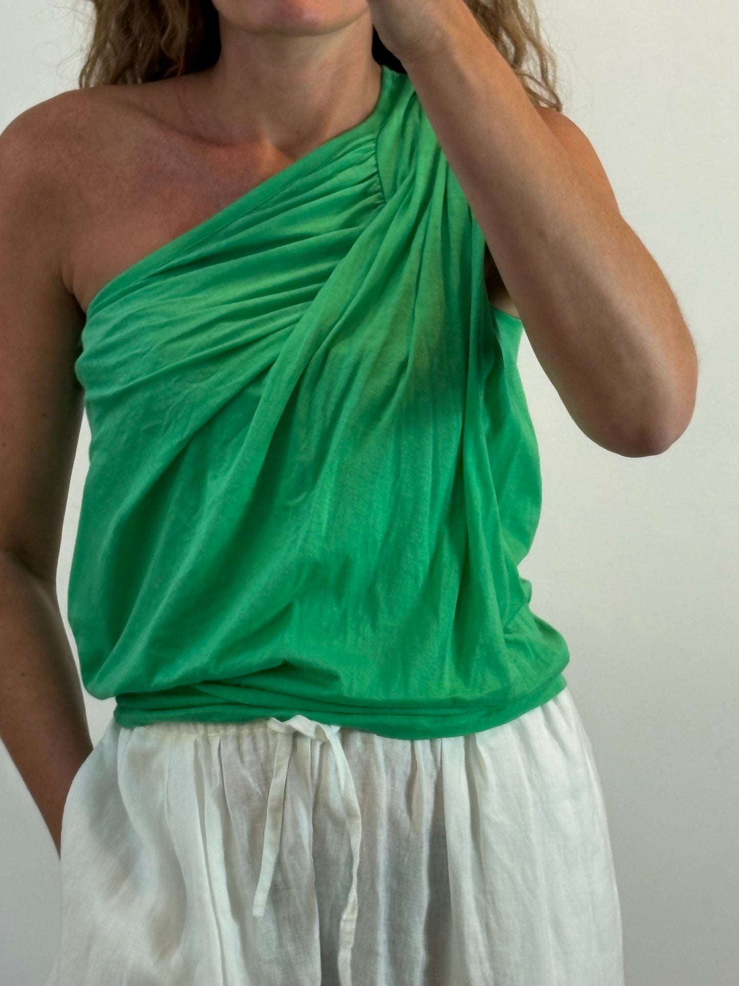 STELLA McCARTNEY. Camiseta verde algodón asimétrica
