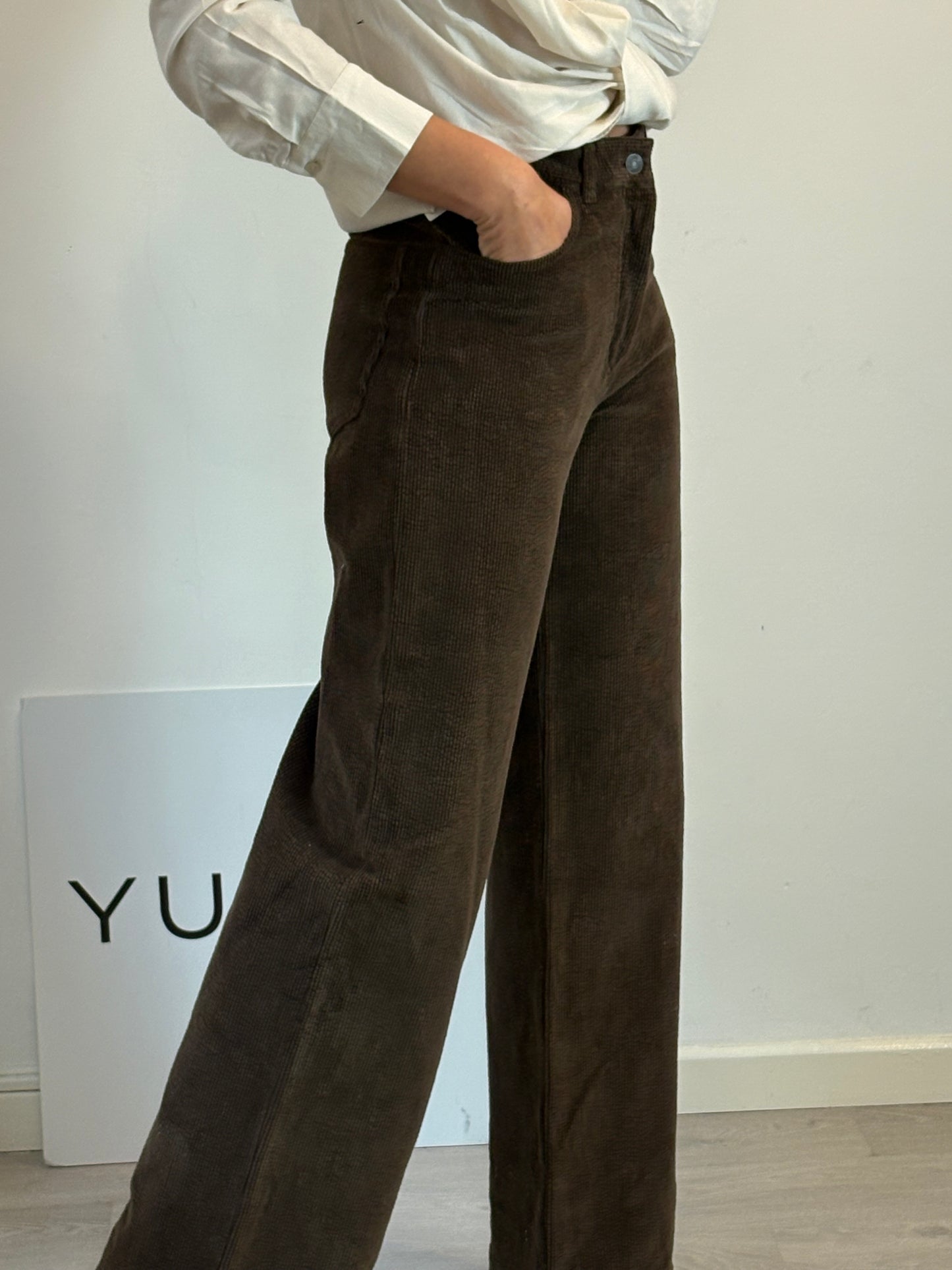 MASSCOB. Pantalón marrón textura pata ancha