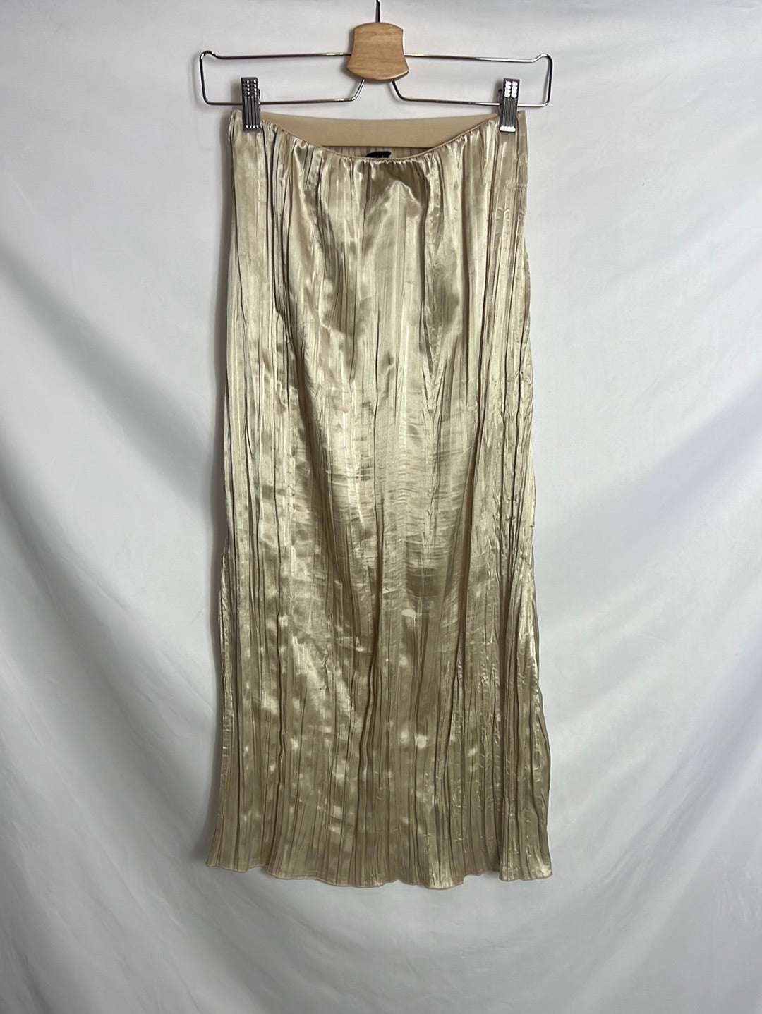 ZARA. Falda midi textura dorada. T XS