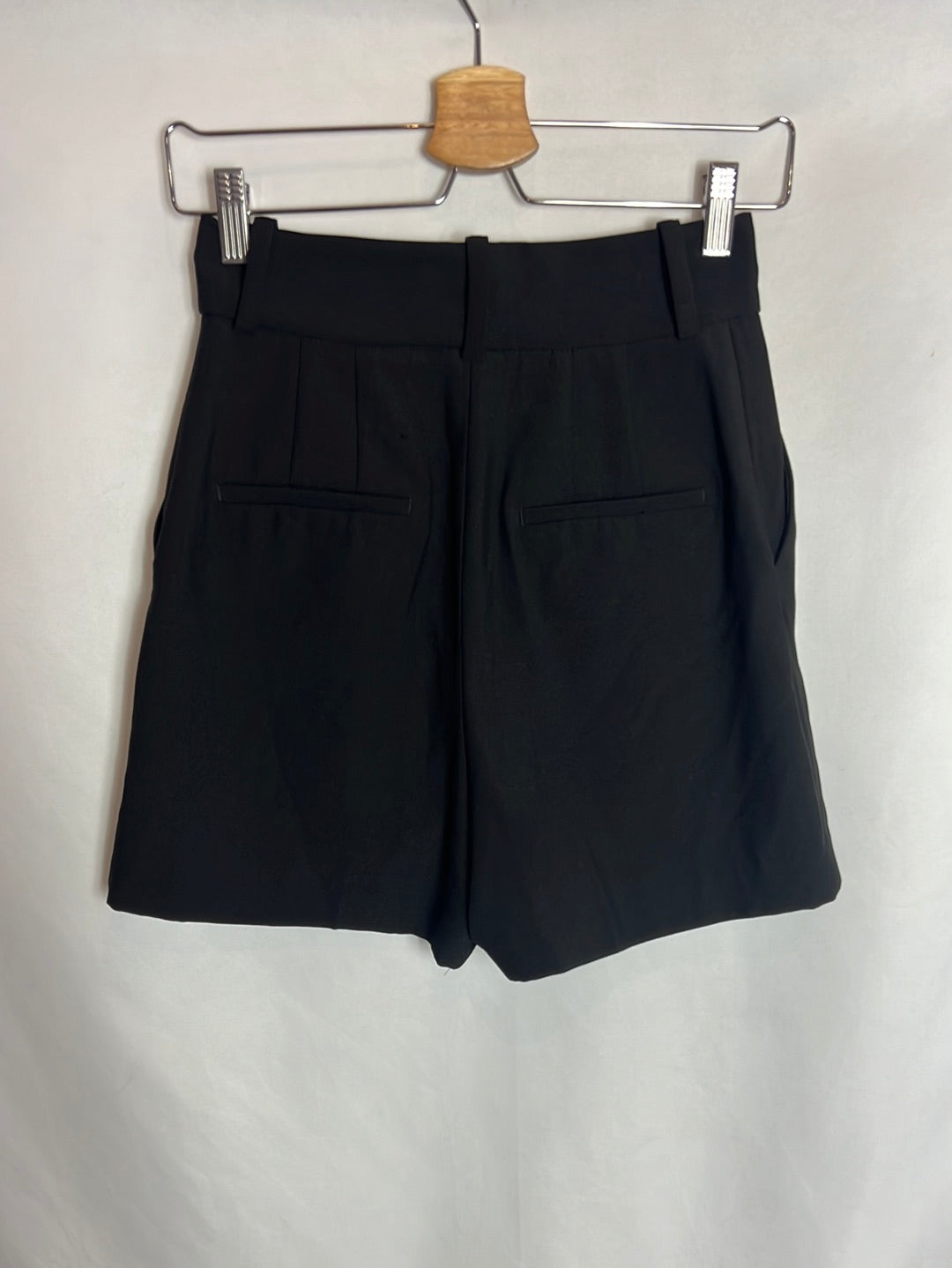 ZARA. Black pleated Bermuda shorts. Size XS