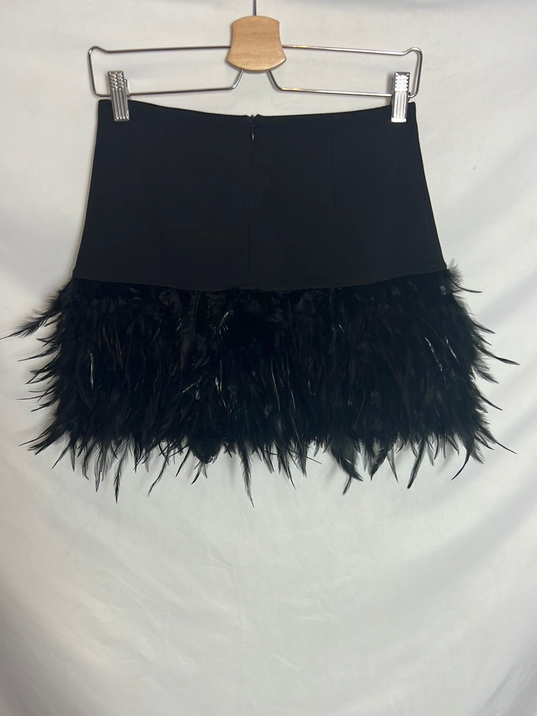 MAY&CO. Falda negra corta plumas. TS