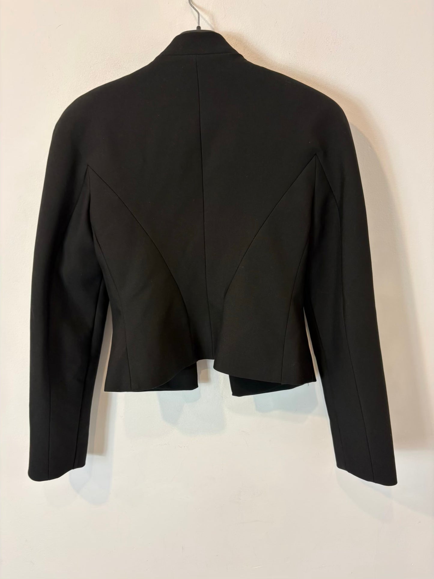 ZARA. Chaqueta negra detalle botones y hombreras