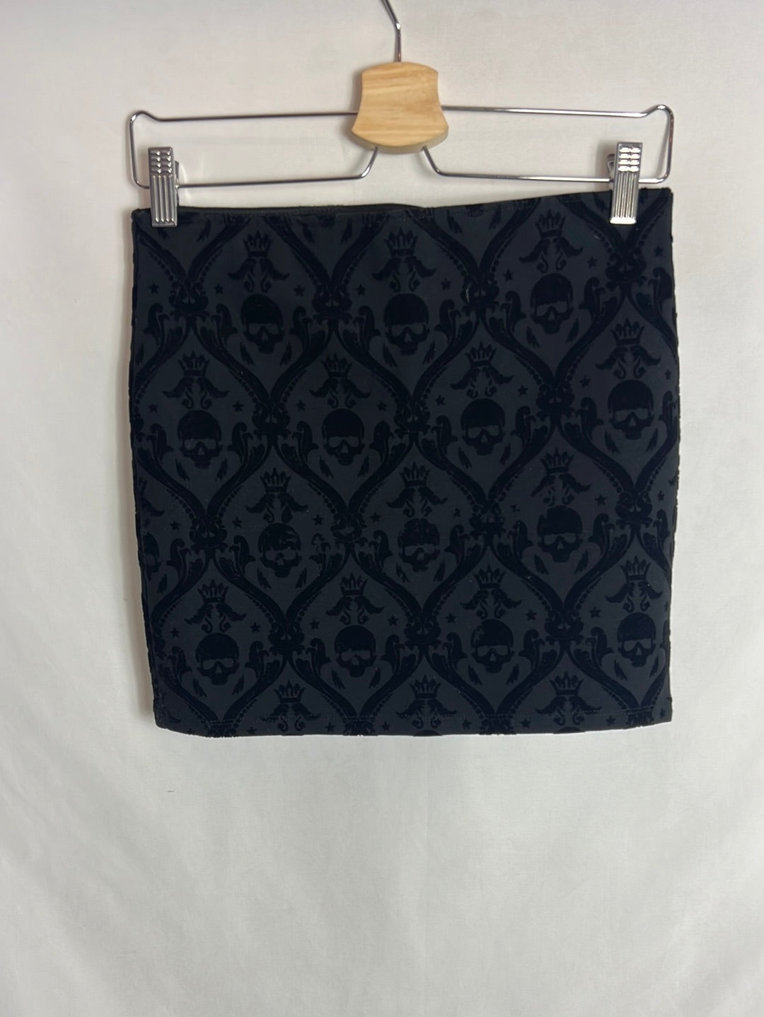 ZARA. Falda corta negra elástica. T M