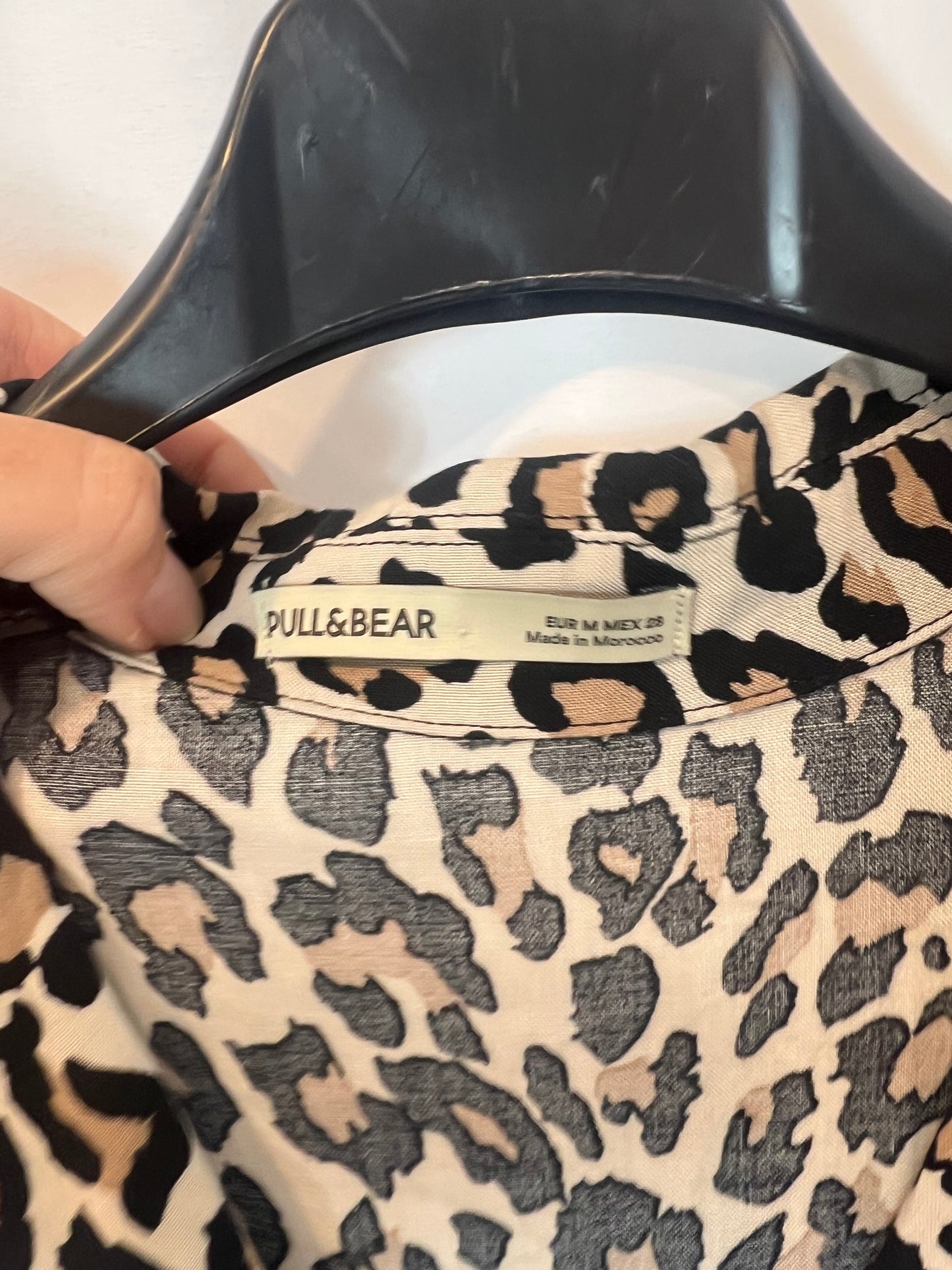 PULL&BEAR. Blusa animal print fluida. T M