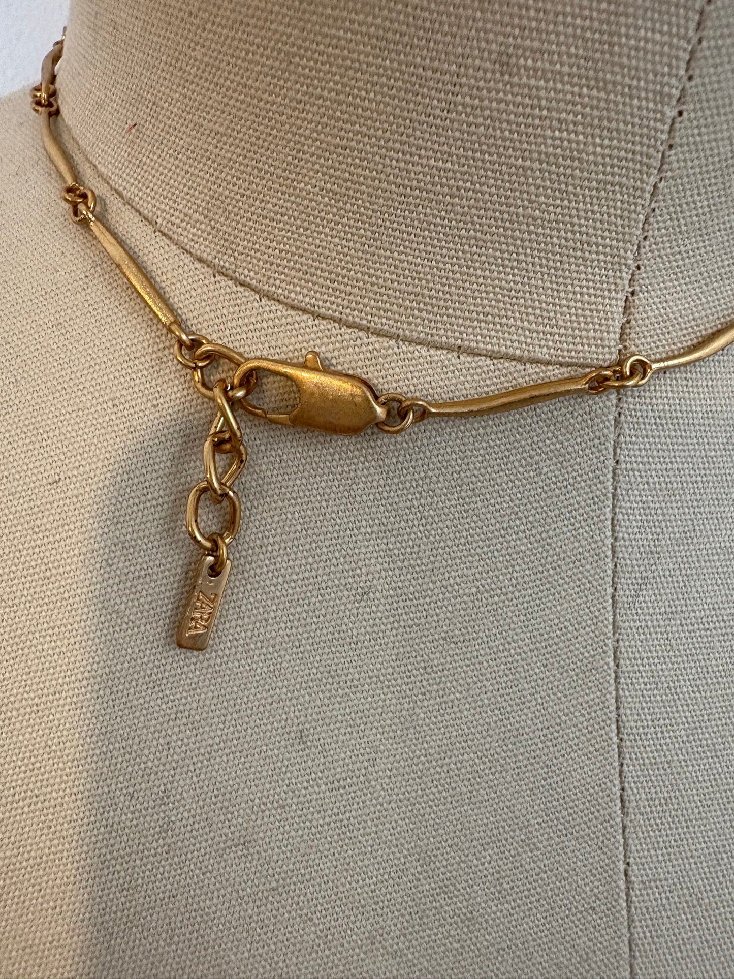 ZARA. Collar dorado colgantes