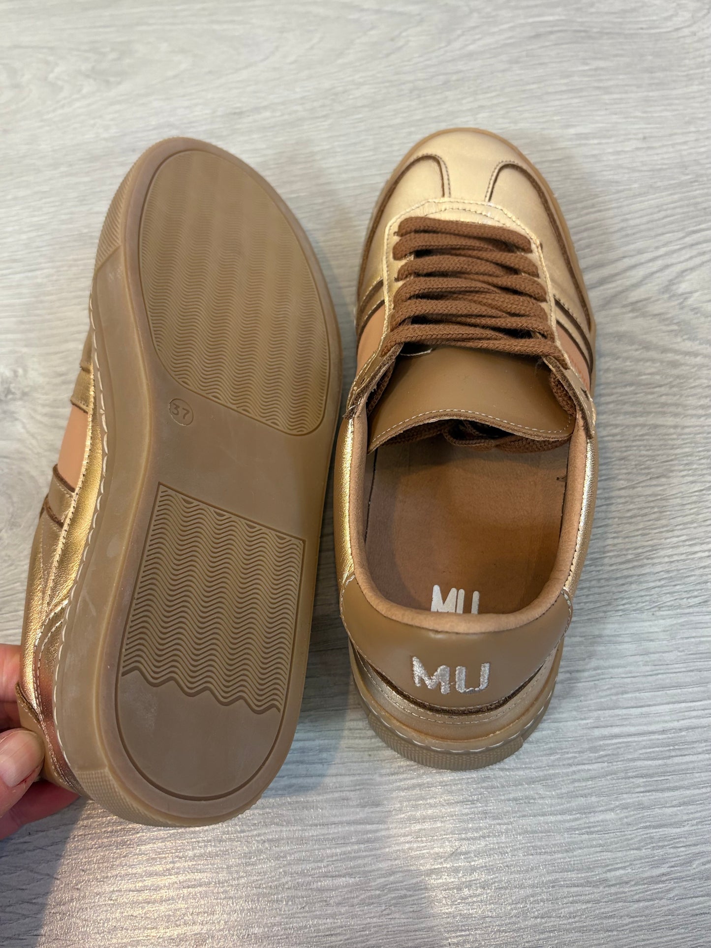 MU THE BRAND. Zapatillas Golden Edition. T 37