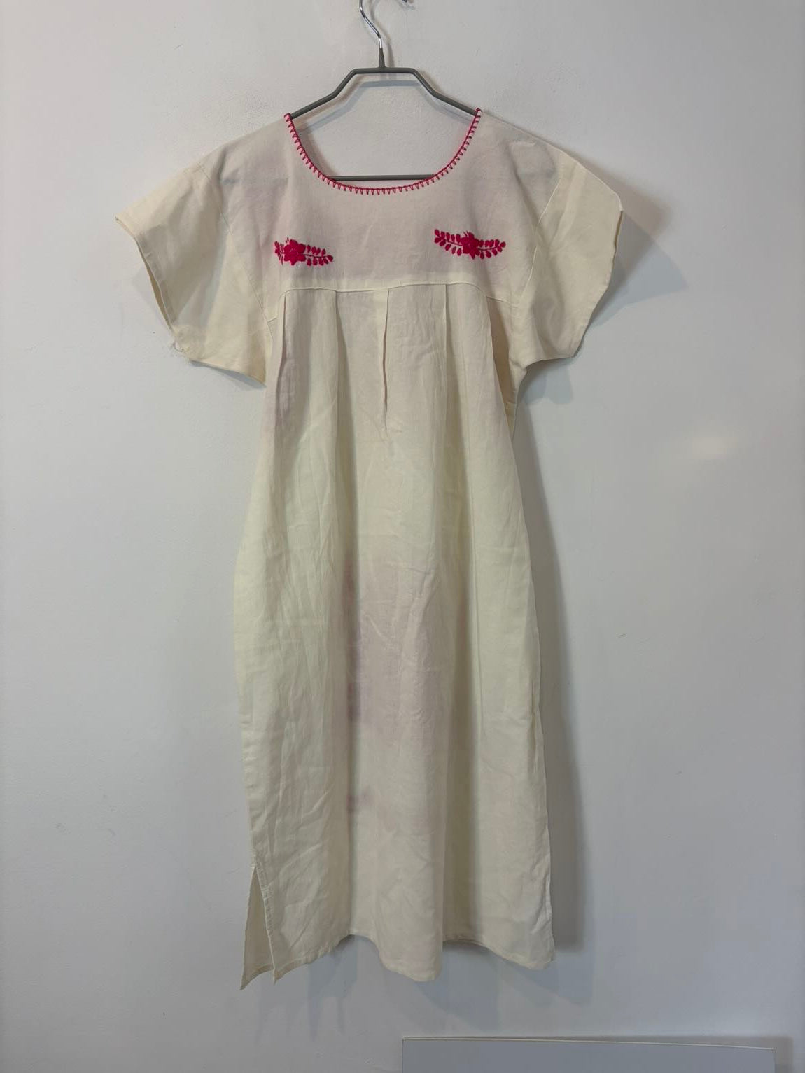 Vestido color crudo bordados fucsia