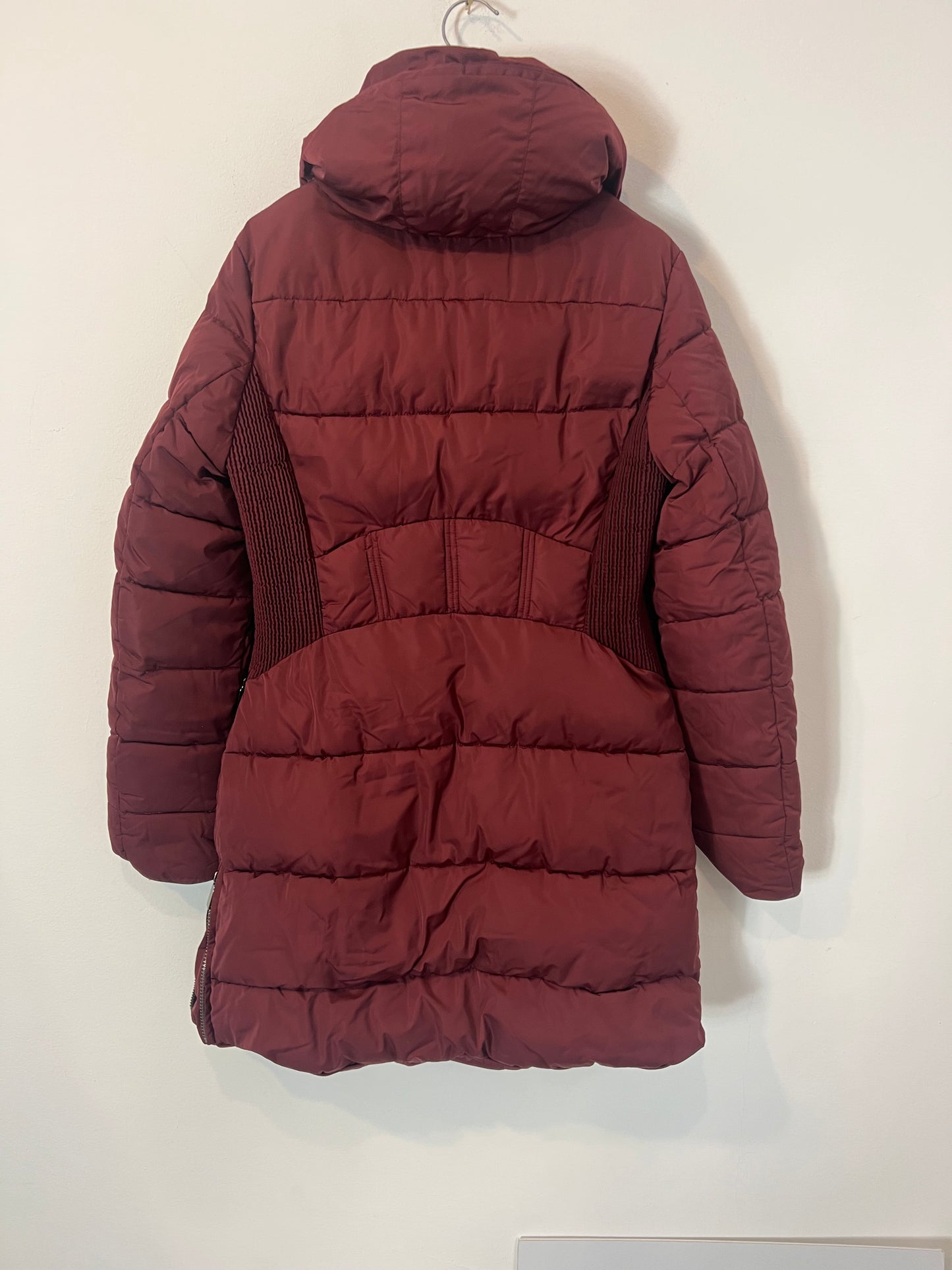 MD WOMAN. Burgundy feathers. TM