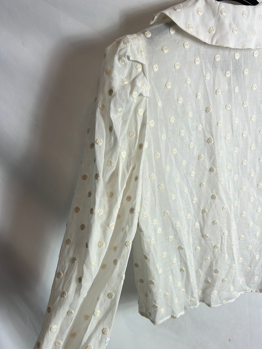 OTRAS. Blusa color crudo lunares bordados. TM