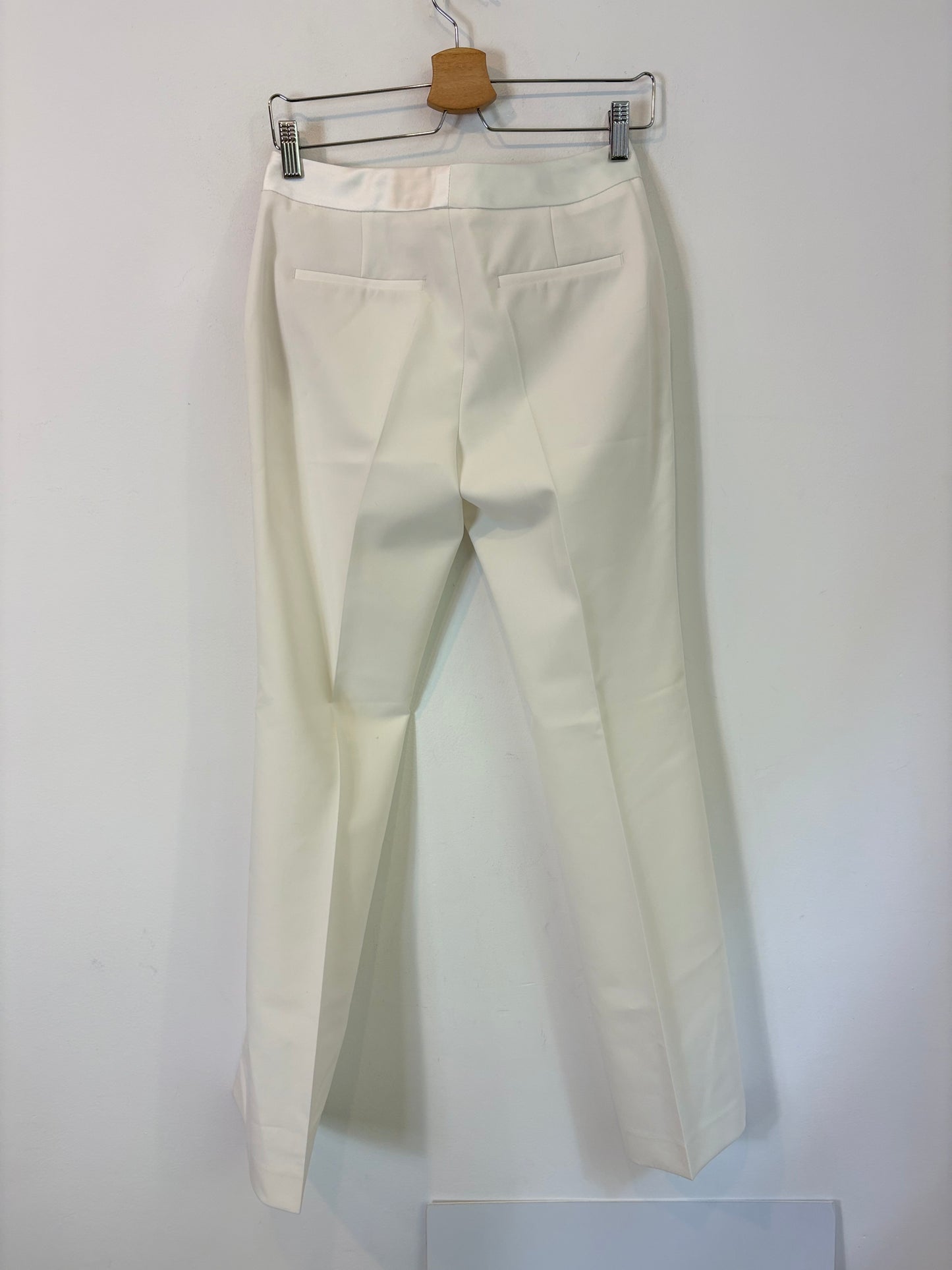ZARA. Pantalón blanco pinzas cintura satinada. T XS