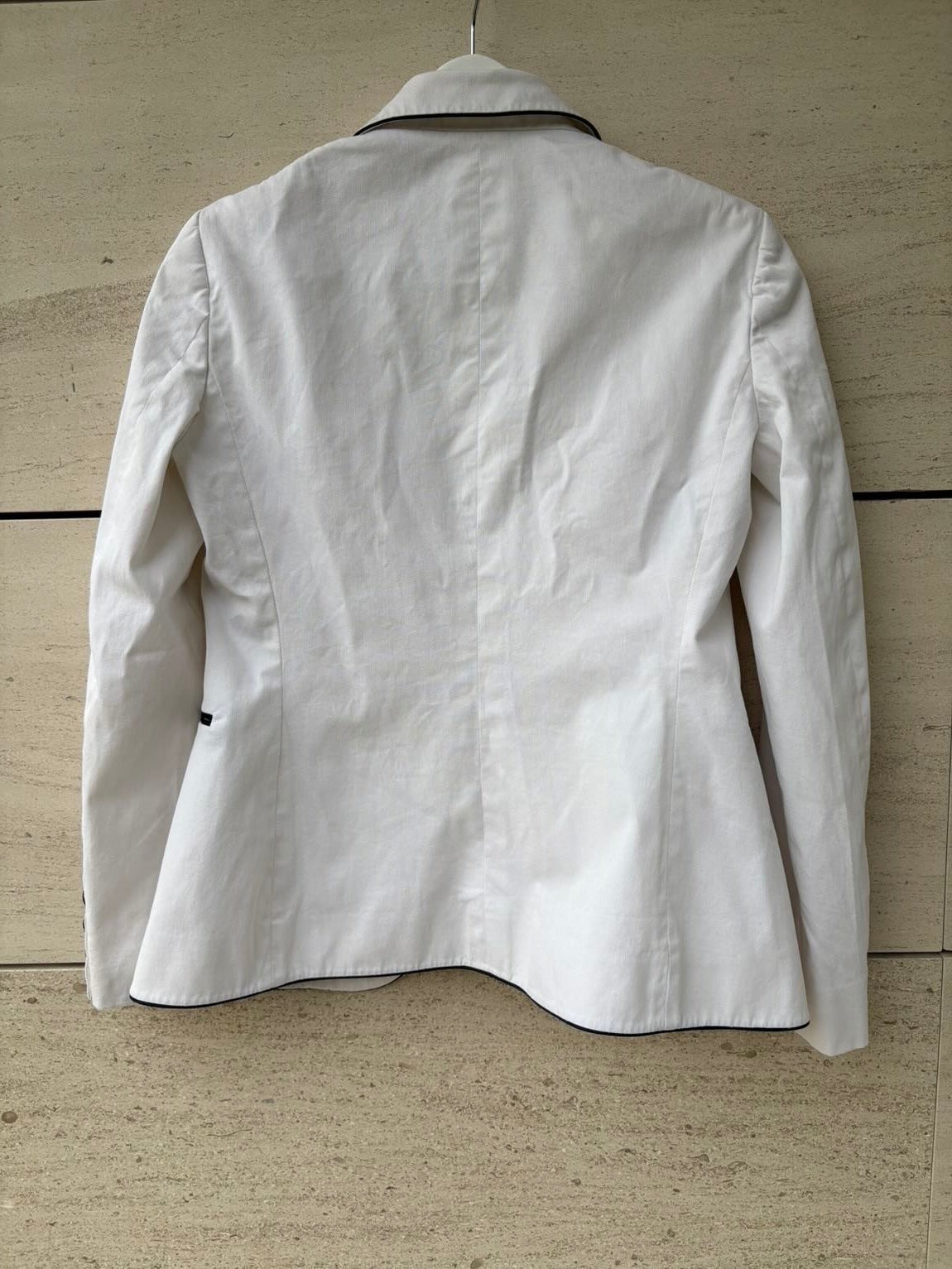MOSCHINO. Blazer blanca detalles en negro